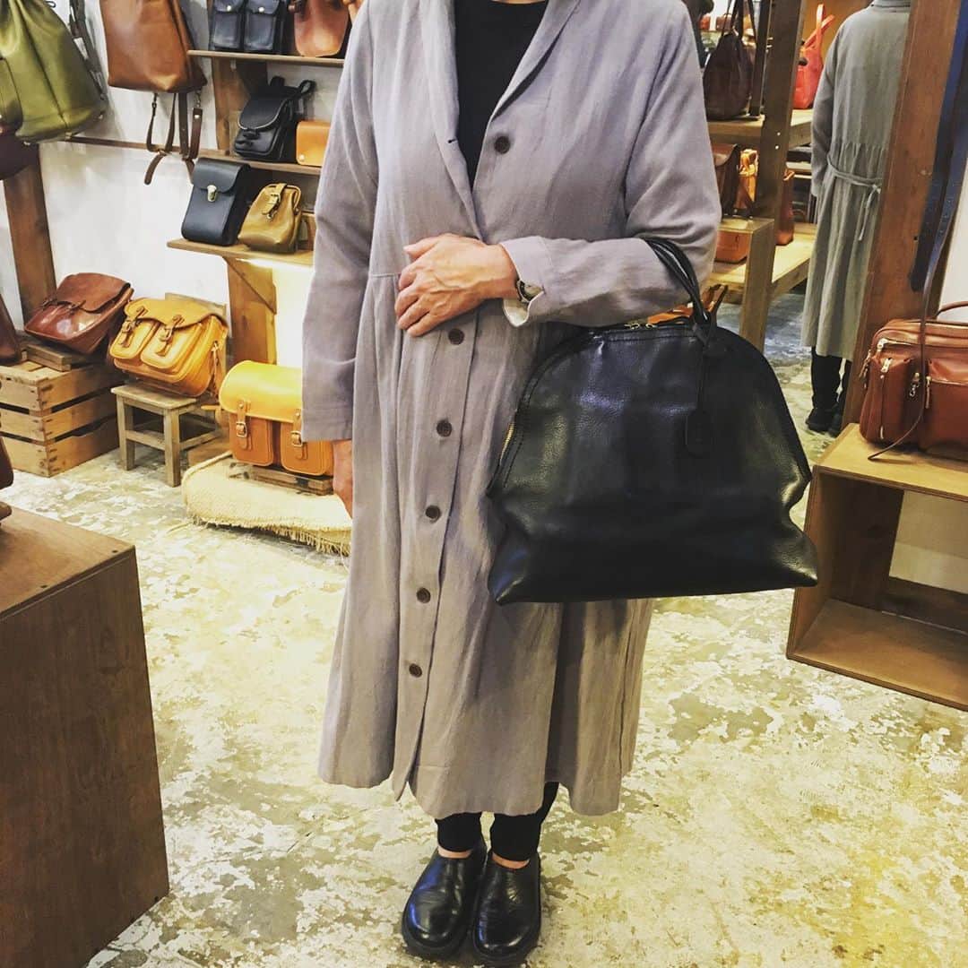 HERZ ヘルツさんのインスタグラム写真 - (HERZ ヘルツInstagram)「#マイヘルツ スナップ💼  いつもご家族でお越しいただいてる素敵な奥様をパチリ📸 ご使用いただいて約4ヶ月ですが、とても綺麗なツヤが出ていますね✨  いつもありがとうございます！ またいつでもお気軽にお立ち寄り下さいね😊   #myherzbag #エイジング #経年変化 #鞄 #かばん #カバン #革鞄 #レザー #レザーバッグ #革 #革小物 #革製品 #herz #herzbag #leather #bag #leatherbag #madeinjapan  #マイヘルツ #ヘルツ仙台店 #herz仙台店 ﻿」10月5日 14時06分 - herz_bag