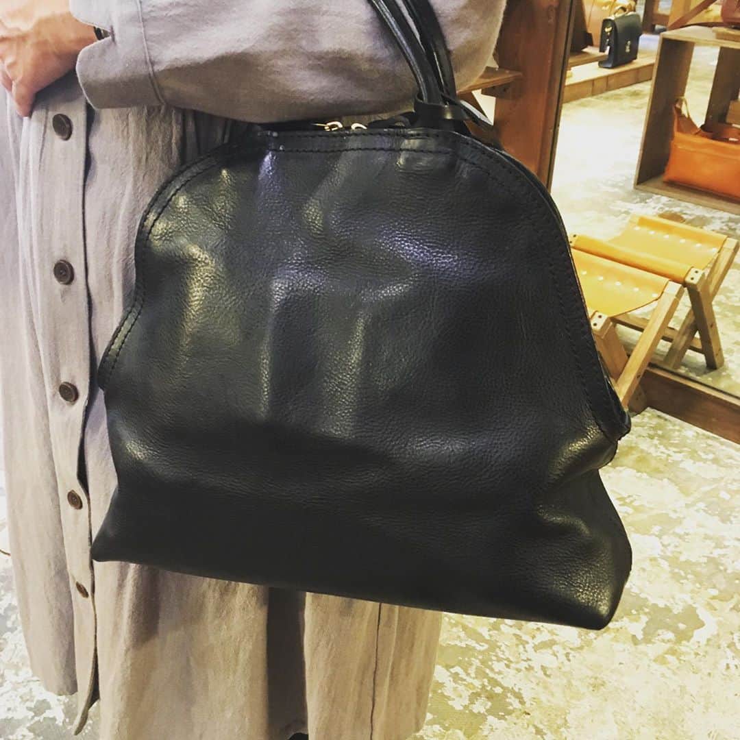 HERZ ヘルツさんのインスタグラム写真 - (HERZ ヘルツInstagram)「#マイヘルツ スナップ💼  いつもご家族でお越しいただいてる素敵な奥様をパチリ📸 ご使用いただいて約4ヶ月ですが、とても綺麗なツヤが出ていますね✨  いつもありがとうございます！ またいつでもお気軽にお立ち寄り下さいね😊   #myherzbag #エイジング #経年変化 #鞄 #かばん #カバン #革鞄 #レザー #レザーバッグ #革 #革小物 #革製品 #herz #herzbag #leather #bag #leatherbag #madeinjapan  #マイヘルツ #ヘルツ仙台店 #herz仙台店 ﻿」10月5日 14時06分 - herz_bag
