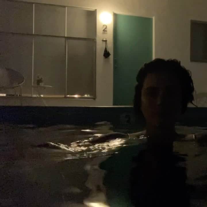 シャニン・ソサモンのインスタグラム：「thank you for all the birthday love. twenty two! can you believe it... where does the time go? please enjoy this soothing desert water beat. hot springs water is my favorite kind of water.  and river too  🤍」