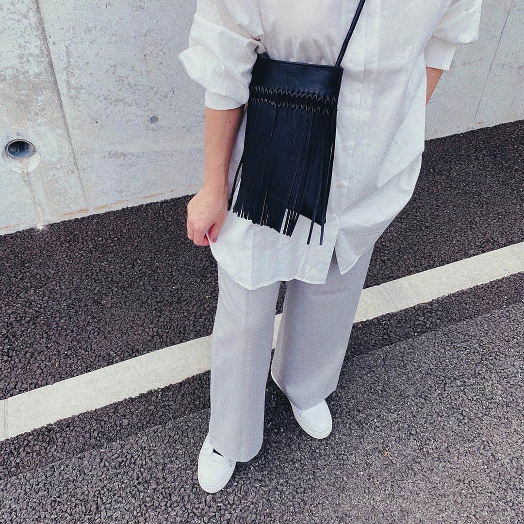 のインスタグラム：「最近仲間入りしたお気に入りのbag 上質な牛革素材なのにカジュアルな格好にも合わせやすい！  . . bag…@nomadis_  . . 両手あくから最近もっぱらショルダーbagが 好き♡ 荷物も結構入るし冬のニットにも合わせよ🧶 . .  #nomadis_ #dance #フリンジ #モノトーンコーデ」