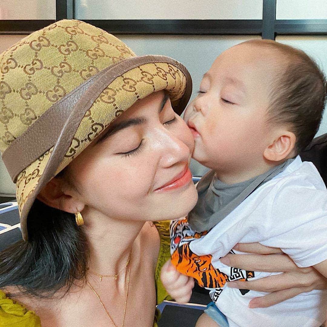 マイ・ダーウィカーのインスタグラム：「ลูกครับไม่ได้หลับบนแก้มน้าใช่มั้ยลูกกกกกก💕👶🏻」