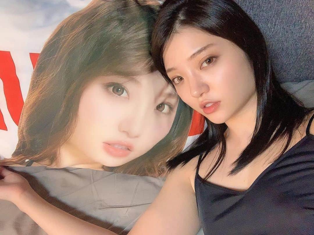 CYBERJAPAN Staffのインスタグラム：「こちゃと一緒に 寝てくれる？☺️💭 素敵な夢が見れますよーに♪  ********************* 表はキュートなメンバーの顔。裏を返せば、OH!とびっくりするような、セクシーなボディパーツが出て来るサプライズ有りの枕カバーが発売されました！😍👏 今回は完全受注制にて販売をします。  🔻CYBERJAPAN STORE🔻 https://cyberjapan.shop/ 📍リンクはインスタグラムのプロフィールにあります😊 *********************  ぜひぜひ参加宜しくお願い致します😚💜  #cyberjapan #サイバージャパン #ohmakura」