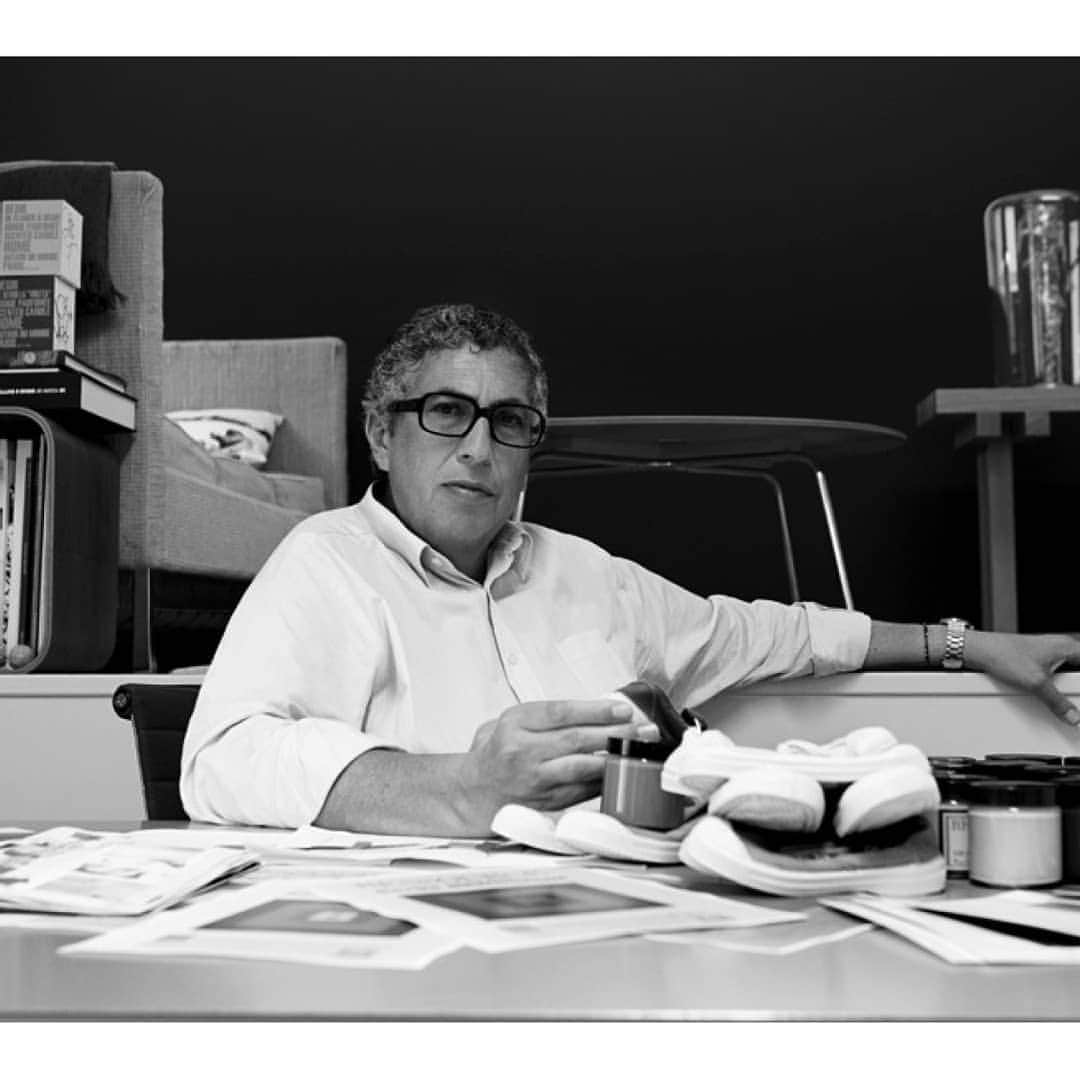 ベンシモンのインスタグラム：「{ Le saviez-vous ? } 🔍  La tennis Bensimon n’aurait jamais vu le jour sans la passion familiale pour le surplus. C’est avec le grand-père, Charles Bensimon, fripier à Oran, que tout débute. Puis Simon, le fils de Charles, ouvrira le plus grand surplus militaire au Kremlin-Bicêtre. Tombé dans cette potion dès le plus jeune âge, Serge ne pouvait qu’attraper le virus familial. C'est donc dans les pas de son père et de son grand père que Serge grandit et développe sa créativité. Il customise, créer, et apporte sa touche à l'entreprise familiale. Mais alors, la tennis, elle vient d'où ? C'est lors d'un arrivage de paires de tennis de gymnastique blanches de l'armée française, que Serge trouve une idée pour la rendre unique. Ces tennis, il va les teindre ! Il teste et reteste dans son atelier, jusqu'à obtenir LA tennis idéale, la petite tennis en toile qui va très vite avoir tout Paris à ses pieds… En 1979 notre iconique tennis en toile est née ! ​#bensimon #mode #fashion」