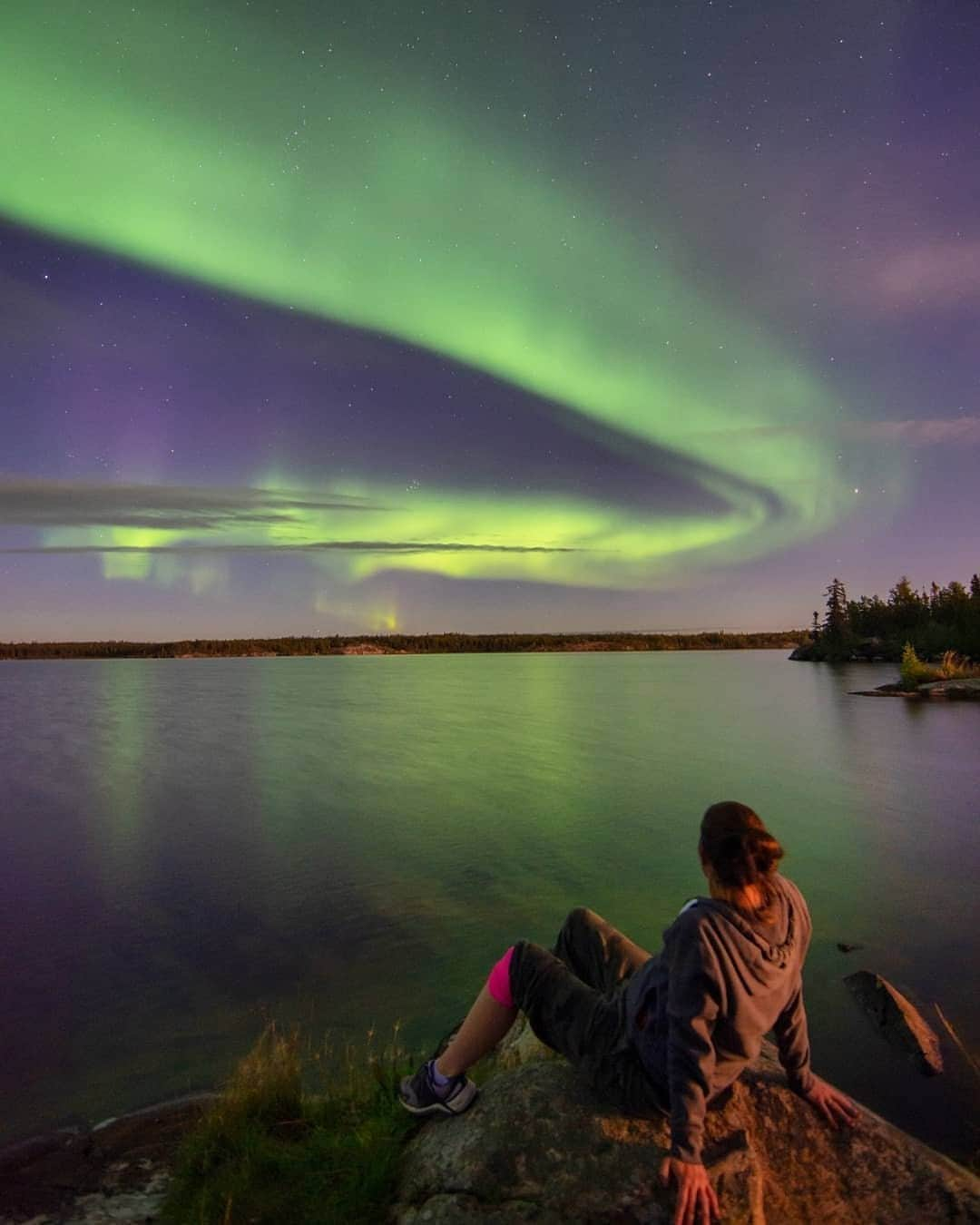 Explore Canadaさんのインスタグラム写真 - (Explore CanadaInstagram)「Just sitting back and enjoying the show ✨ #ExploreCanada⁠ ⁠ *Know before you go! Check the most up-to-date travel restrictions and border closures before planning your trip and if you're travelling in Canada, download the COVID Alert app to your mobile device.*⁠ ⁠ 📷: @lillianweagle⁠ 📍: @spectacularnwt⁠ ⁠ #SpectacularNWT⁠」10月6日 1時23分 - explorecanada