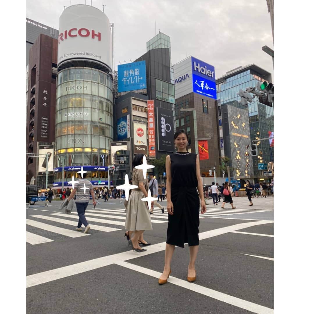 山部朱里のインスタグラム：「. . 【おめかしのわたし】 zaraのスカートがメインのコーディネート。 結び目付きパレオスカートというらしい。 きゅっと絞られたウエストに、パレオの結び目のデザインが華やかなアクセント。 スカート丈はエレガントに見せてくれる膝下が好き。 タイトスカートはスリットが入っていると足がスラリと細く見える効果があるそう！ こちらのスカートも、ばっちり前の裾に少しスリットがはいっています。 歩きやすいし、スリットからちらりと覗く足がキレイにそしてシャープに見えると嬉しいな(願望) ハイウエストなので足長効果もあります。 色は黒と白があります！ おめかし用にも、お仕事にも使えるといいなとおもって買いました。 とにかく形がかわいくてときめく。 履くと背筋がしゃんとします。 姿勢が一番大事だとおもってる。 上に合わせたのは500円くらいのサマーニット。 首元のビーズの装飾が顔をパッと明るく見せてくれます。特にマスクしてるから首元の明るさって大事かも。 この装飾を見せたくて、髪の毛はアップ。 適当にくるりんぱしてみつあみしてお団子。 ヘアアレンジできる長さが嬉しいしたのしい。 質感の違う黒を合わせたら、ほどよい抜け感がでて優しい雰囲気が出た気がする。 おめかしのわたしの次もあるよ。 . . #フリーアナウンサー #ファッション  #ファッションコーデ  #ママファッション  #ママコーデ  #私服 #おめかし #プチプラコーデ  #プチプラファッション  #ザラ #zarawomen  #zara  #スカート #パレオ  #ブラックコーデ  #洋服 #子育て #育児 #年子 #兄弟 #男の子ママ」
