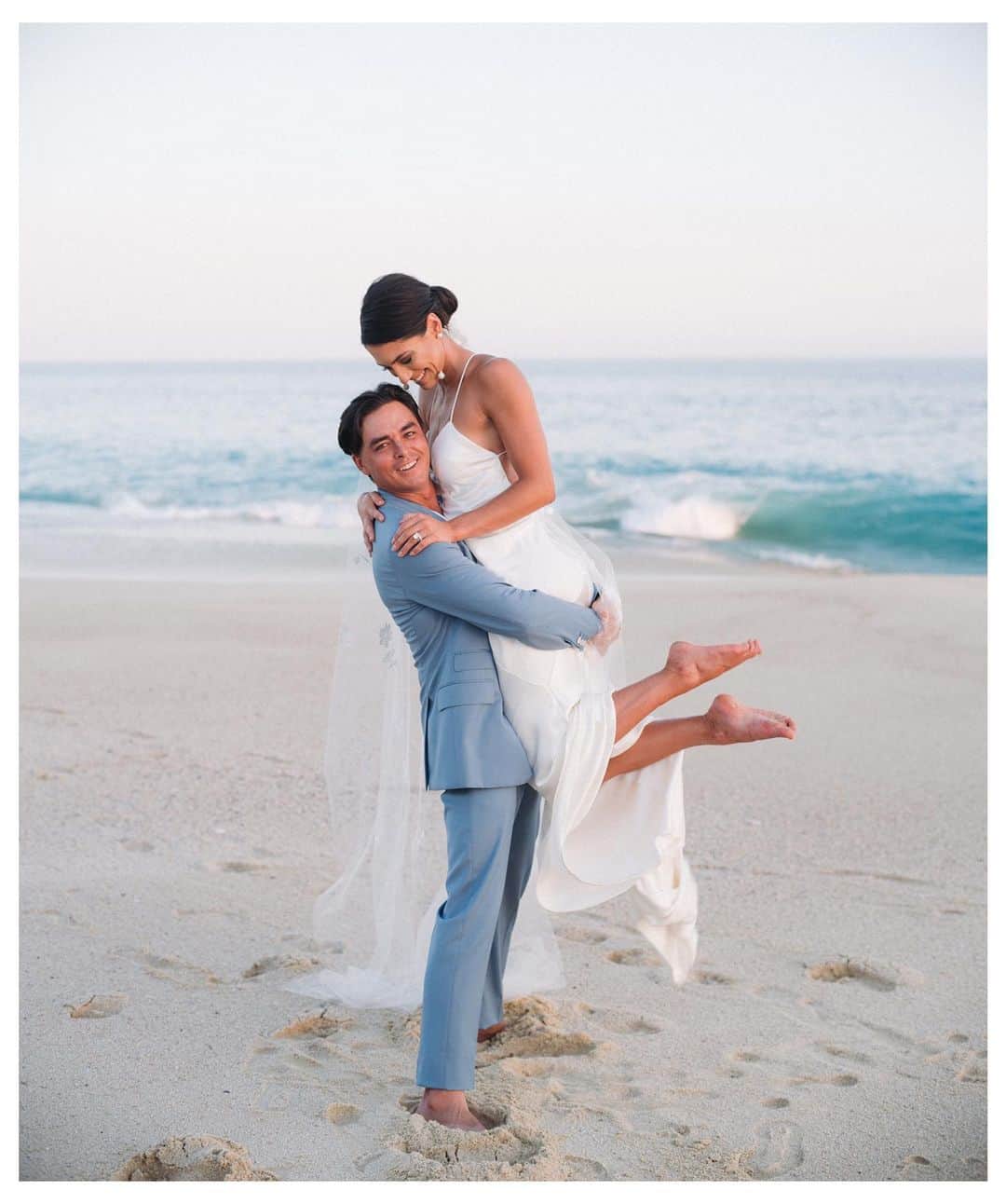 リッキー・ファウラーのインスタグラム：「A year ago today we started our next chapter...it has definitely been a crazy year with everything going on but I’m glad we have each other...I wouldn’t want it any other way! Happy anniversary @allisonstokke and I’m excited for the rest of our lives together! I love you😘」