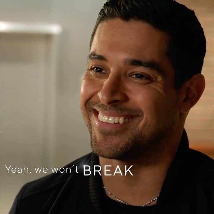 のインスタグラム：「#Bold, #Brave.. and #Unbreakable. Can’t wait for the @cbstv familia to come back to your #TVs.」