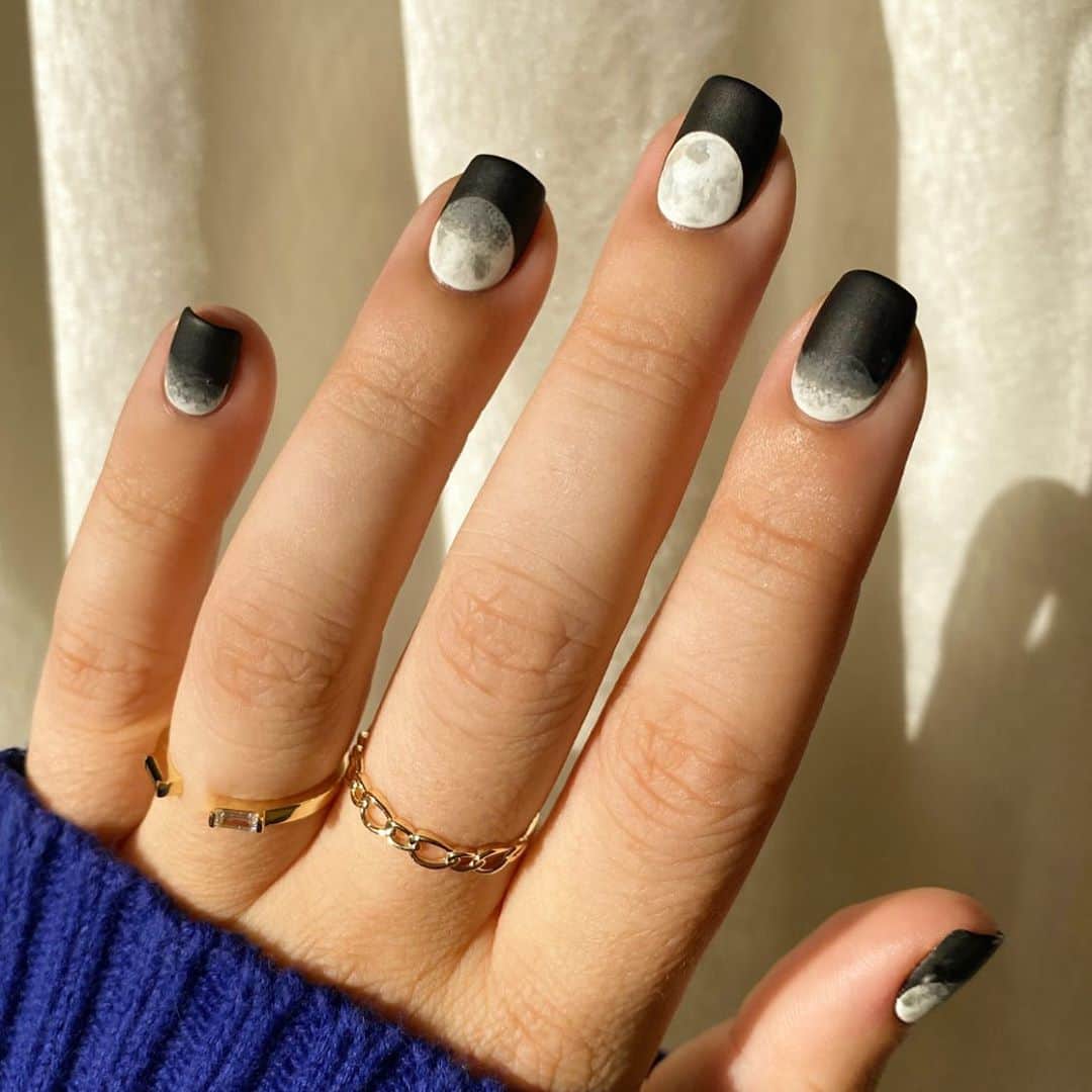 Soniaのインスタグラム：「Lunar phases🌘🌖🌕 So much fun painting these🖤 - Rings: @littleskystone Dao ring & @stoneandstrand Gold Open Linked ring✨」