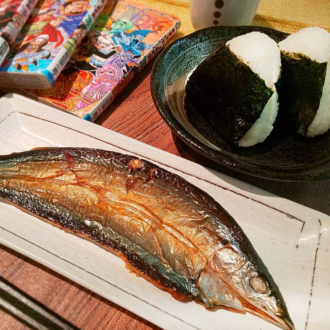 ONE PIECEスタッフ公式さんのインスタグラム写真 - (ONE PIECEスタッフ公式Instagram)「今日は、ローが大好きな #おにぎり と #焼き魚 でも食べながら、コミックス読み返そうかな…。#ロー誕生祭2020 . #onepiece #ワンピース #漫画 #manga #尾田栄一郎 #eiichirooda #週刊少年ジャンプ #shonenjump  #トラファルガーロー #law #trafalgarlaw  #誕生日おめでとう #happybirthday #10月 #6日 #10月生まれ #October #好物 #favoritefood #onigiri #grilledfish #お祝い #お祝いごはん #birthdaycelebration #specialmenu」10月6日 0時01分 - onepiece_staff