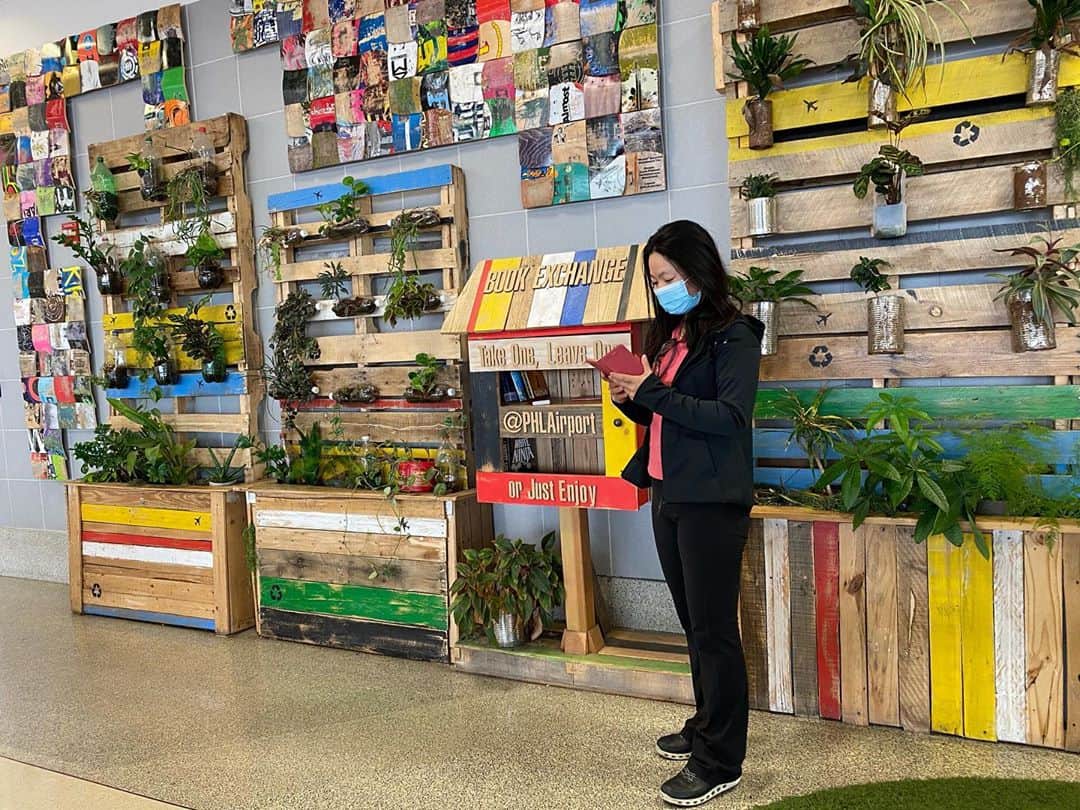 のインスタグラム：「1週間振りに携帯と再会🤗﻿ ﻿ Philadelphia空港に到着して﻿ 機内から降りて baggage claim へ向かっている途中で﻿ 飛行機のシートポケットに携帯入れていたけど﻿ 取り忘れている😣と気が付き…﻿ ﻿ 状況を伝え到着ゲートに戻りたいと交渉しましたが﻿ それが、出来ず…﻿ 「アメリカン航空のサイトよりlost and found から手続きをする事しか方法が無い。」と言われ…﻿ ﻿ 携帯と一緒に運転免許証も入っていたので﻿ このままでは、レンタカーも借りられない…﻿ ﻿ 何度も「飛行機のシートポケットを確認して欲しい」とお願いして﻿ やっと到着ゲートに電話してもらえましたが﻿ 誰も電話にでない…﻿ ﻿ 残された手段は﻿ 誰かに携帯がある事に気づいてもらい﻿ 戻って来てくれる事を願うばかり。﻿ ﻿ その後、1週間が経ち「携帯が見つかりました。﻿」 と連絡を受けました👏﻿ ﻿ 見つけて届けてくれた方に感謝です。﻿ ありがとう😭 ﻿ ﻿ ﻿#ありがとう #感謝 #再会 #携帯 #アメリカ生活 #lostandfound #thankyou」