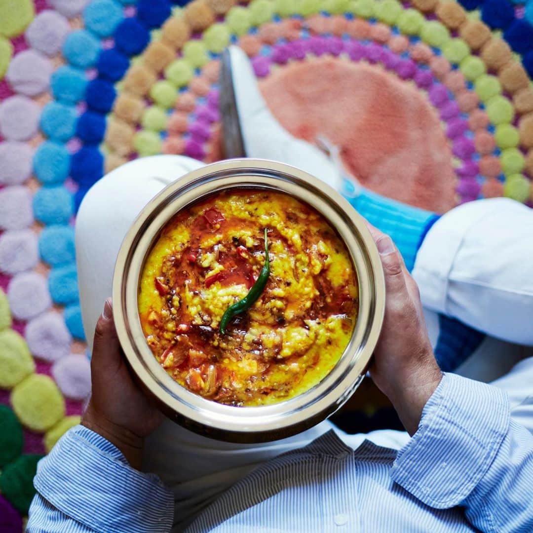 Vogue Parisさんのインスタグラム写真 - (Vogue ParisInstagram)「#VogueAddressBook Top of the list of Indian restaurants in Paris, @DesiRoad has opened a pop-up: Holy Holi. Named after the famous festival of colors, with @ManishAroraFashion and @Marielou_Phillips (a former model for @YSL and @ChanelOfficial) at the helm, the food is familial with roots in Goan and Mumbai cuisine with five Thalis on the menu, traditional dishes served on metal plates: lentil dhal, gobi paratha, spiced fish and bhapa doï, all to be enjoyed in the colorful decor.」10月6日 0時04分 - voguefrance