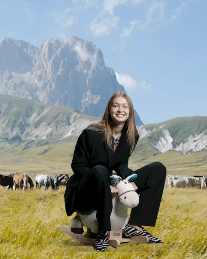 アレキサンダー・ワンのインスタグラム：「Horse girls, where you at? -  @gigihadid gets deep in Big Questions, Tiny Horse, now playing on @youtube.」