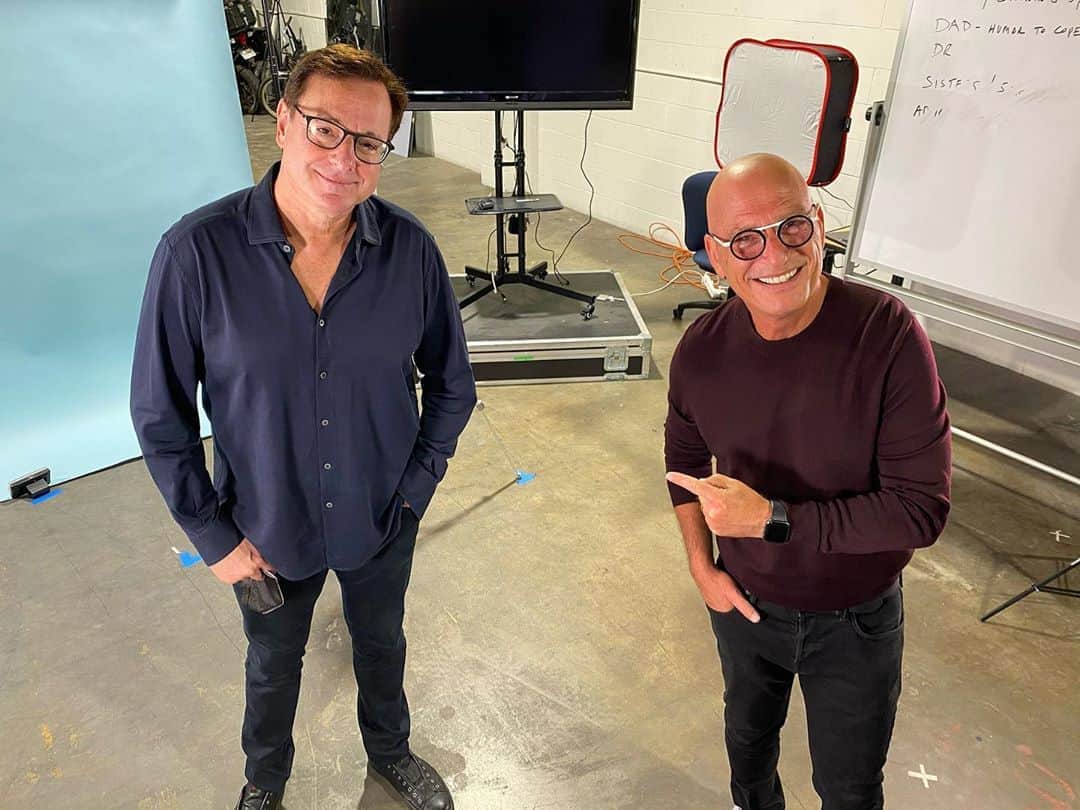 ボブ・サゲットのインスタグラム：「Loved being with my friend of forty years (wtf?) the literally wonderful @howiemandel —at his incredibly clean and immaculate socially distanced studio at an undisclosed location that I have no memory of. So much fun doing a special thing with him yesterday for “Just For Laughs.” @jfl42」