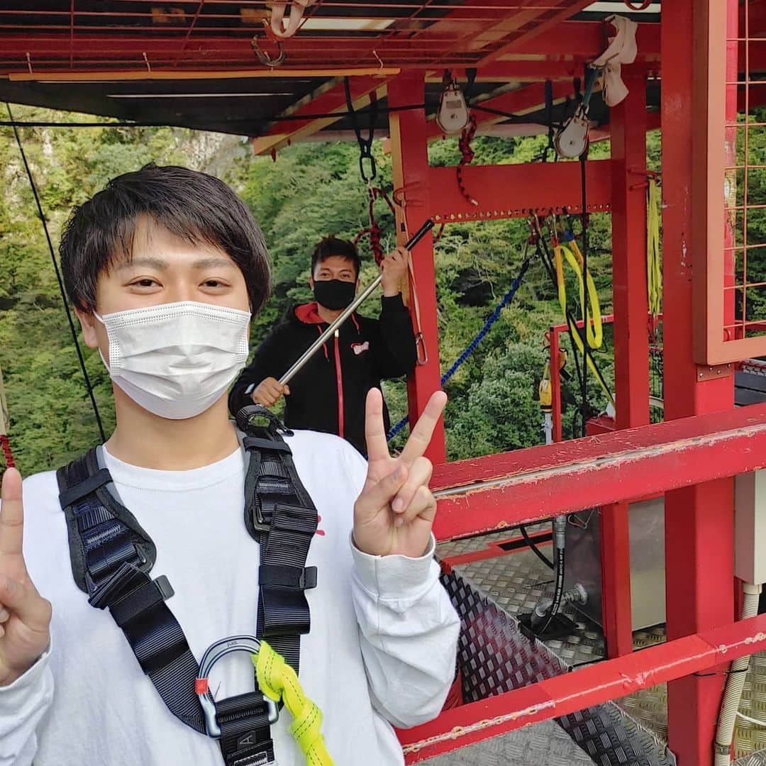 明賀愛貴さんのインスタグラム写真 - (明賀愛貴Instagram)「1人バンジー飛びに行ってきた 結論から言うとバンジーは人と行った方がいい。 終わったあとに感想を共有する相手がいないから虚無感にとらわれる  飛んだ瞬間、真下に鷹がおって鷹と一緒に飛んでん！とか言いたかった  皆！バンジーいくなら友達と行くのがオススメやで！  俺は愛は置いといて勇気だけが友達さ(⚈ ̍̑⚈͜ ̍̑⚈)」10月6日 0時12分 - myoga_aiki