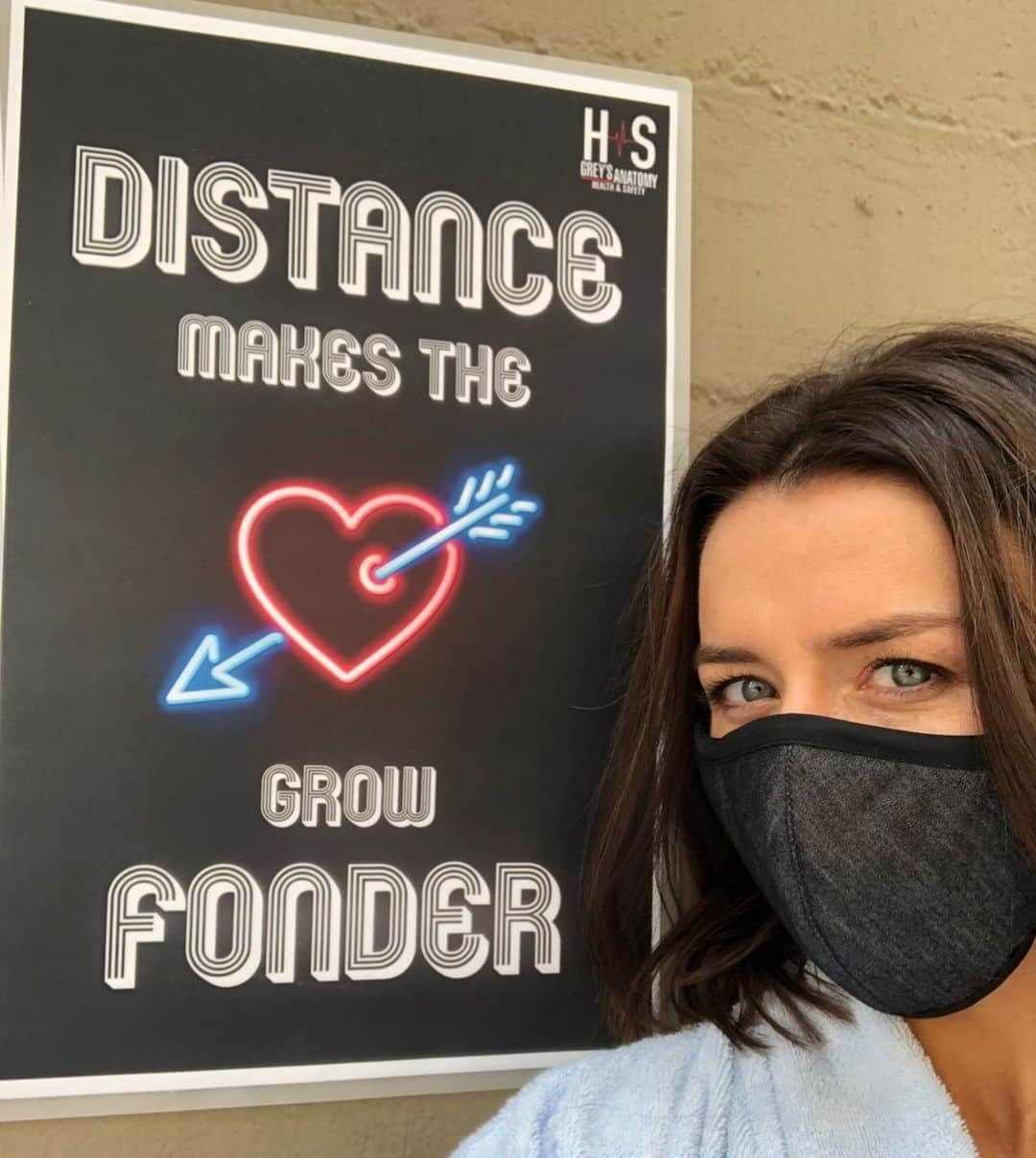 カテリーナ・スコーソンのインスタグラム：「Our amazing health and safety team crafted some signage to gently remind us to not hug each other like we all want to. A little distance makes the heart grow fonder. And keeps it beating. Stay safe everybody.  @thegoodman13」