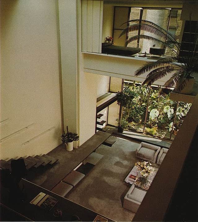 ホルストンのインスタグラム：「The perfect place to WFH: Paul Rudolph’s #Halston house.⁠」