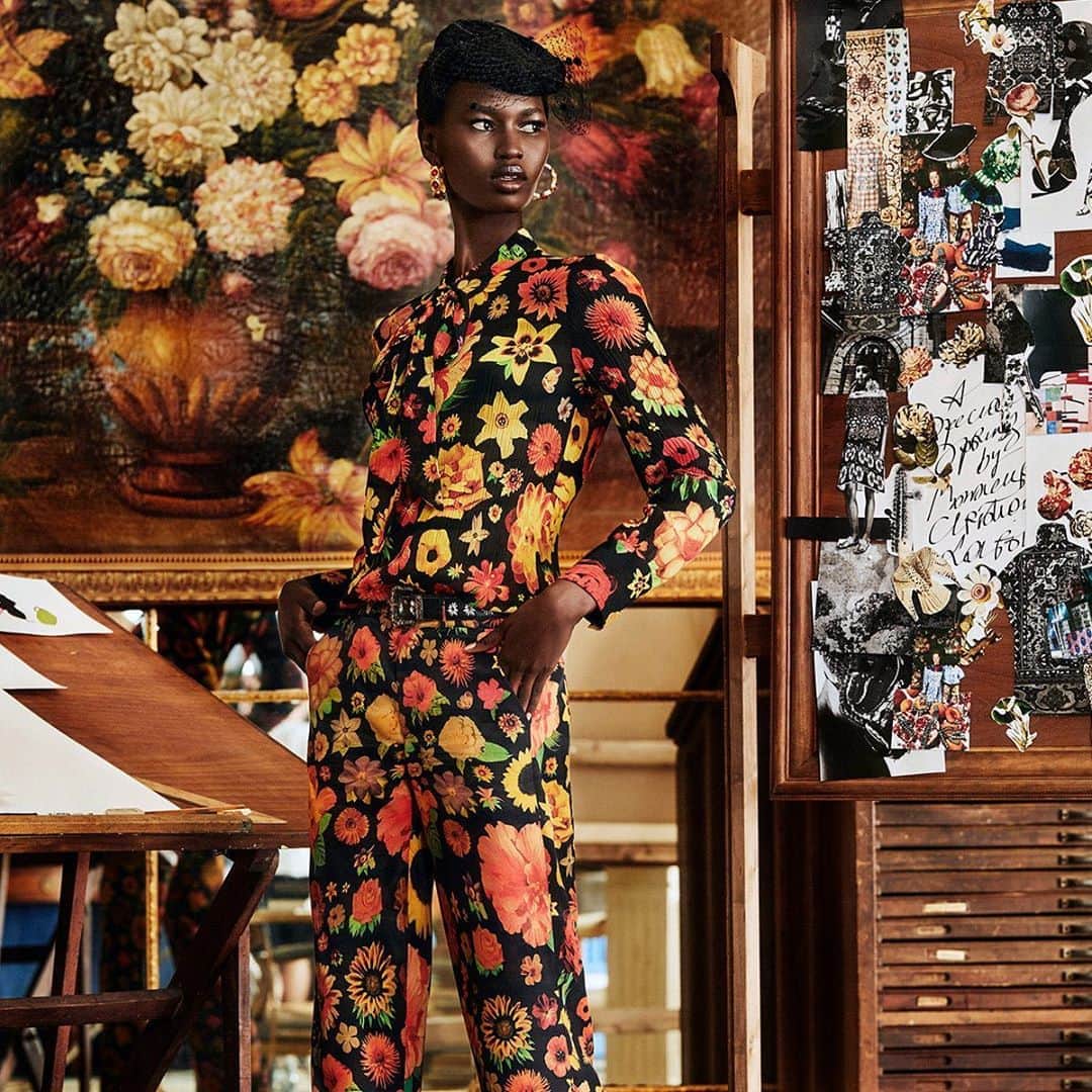 デシグアルのインスタグラム：「Burnt orange patchwork: the statement total look 💐  @fkachristianlacroix #DesigualxMrChristianLacroix」