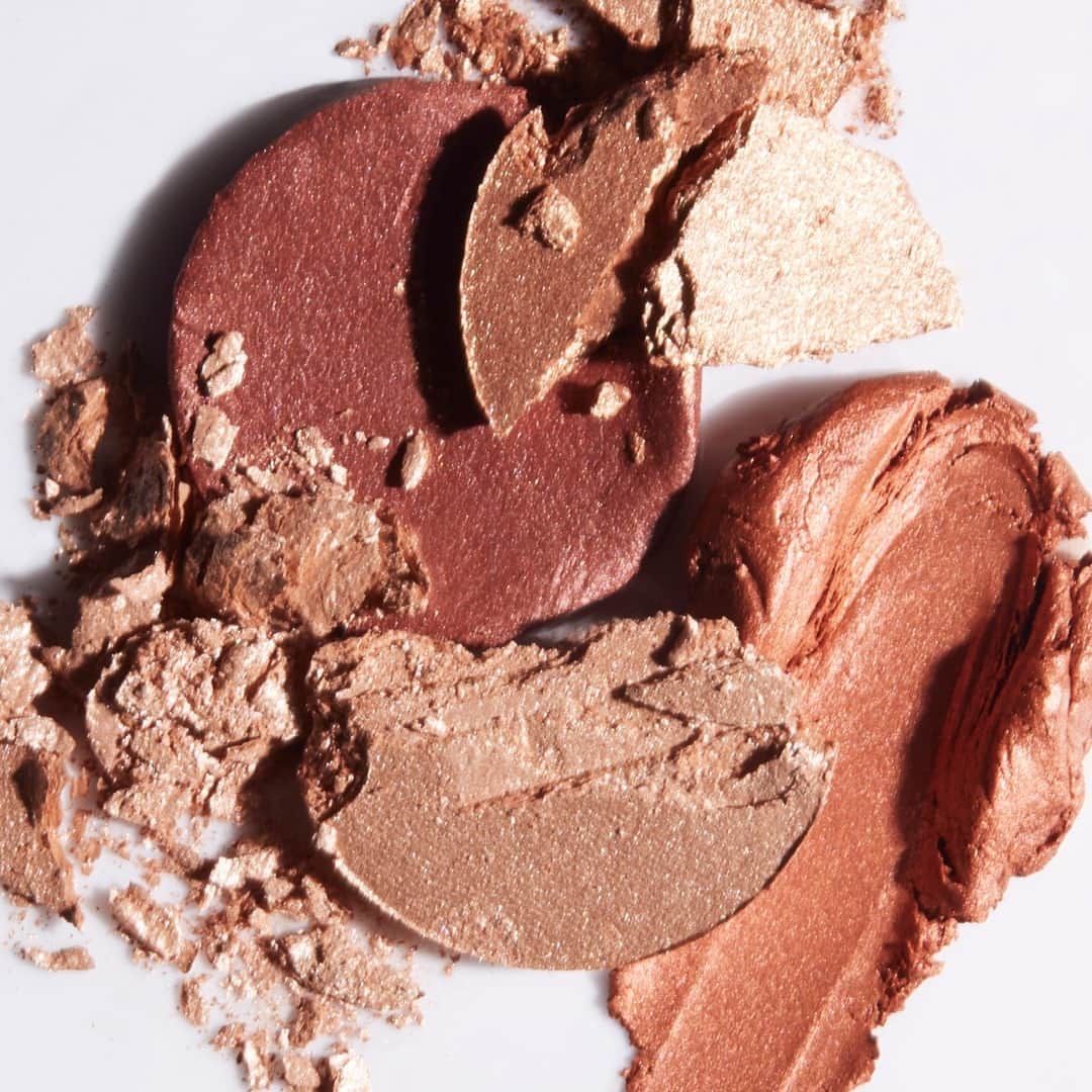 Smashboxのインスタグラム：「Our Halo Cheek Palette features 2 gorgeous putty shades and 2 velvety powders to use on your face AND eyes. 💎⠀⠀⠀⠀⠀⠀⠀⠀⠀ ⠀⠀⠀⠀⠀⠀⠀⠀⠀ ⚡️Soft Pearl Powder ⠀⠀⠀⠀⠀⠀⠀⠀⠀ ⚡️ Radiant Rose Putty ⠀⠀⠀⠀⠀⠀⠀⠀⠀ ⚡️Rich Gold Powder⠀⠀⠀⠀⠀⠀⠀⠀⠀ ⚡️Copper Rose Putty」