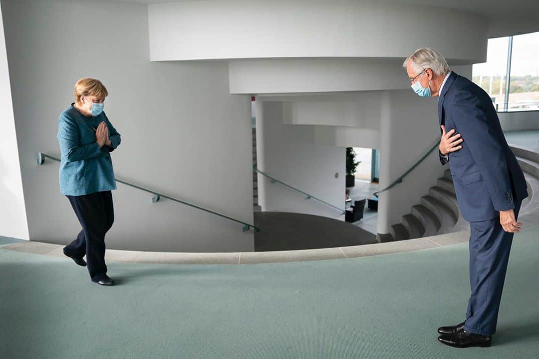 アンゲラ・メルケルのインスタグラム：「Kanzlerin Merkel hat sich heute in Berlin mit dem Brexit-Chefverhandler der Europäischen Union Michel Barnier getroffen. Die beiden haben sich u.a. über Ergebnisse der neunten Brexit-Verhandlungsrunde ausgetauscht, die am Freitag zu Ende gegangen ist. --- Today, Chancellor Merkel met Michel Barnier, chief Brexit negotiator for the European Union, in Berlin. Among other issues, they discussed the results of the ninth Brexit negotiations, which ended on Friday. . . . #Bundeskanzlerin #Merkel #EU #Brexit #Politik #politics #UK」