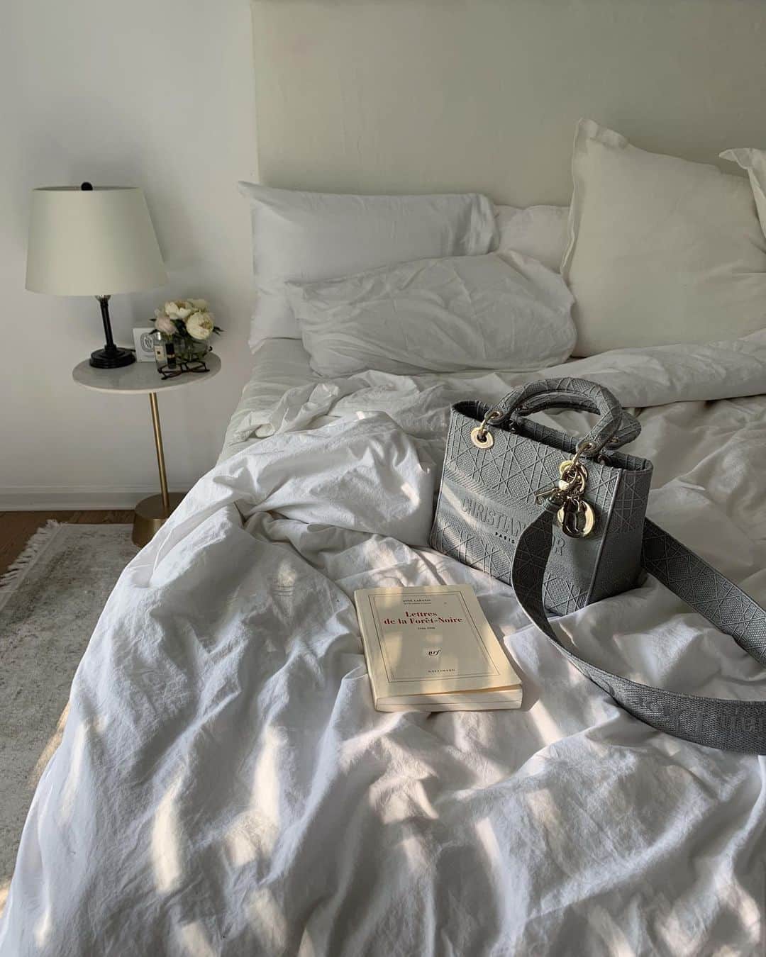 Kelsey Simoneのインスタグラム：「Bedside ☁️」