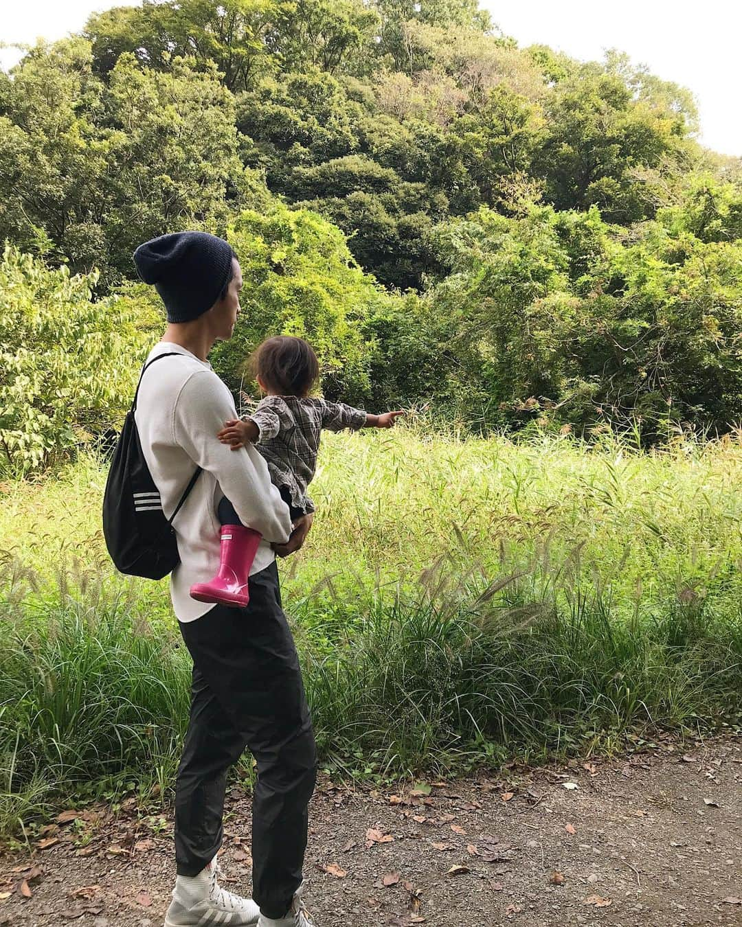 石田剛規さんのインスタグラム写真 - (石田剛規Instagram)「山へ  蜘蛛が気になるお年頃🕷  近くに行くと怖いみたいだけど。」10月6日 0時32分 - takakishida31