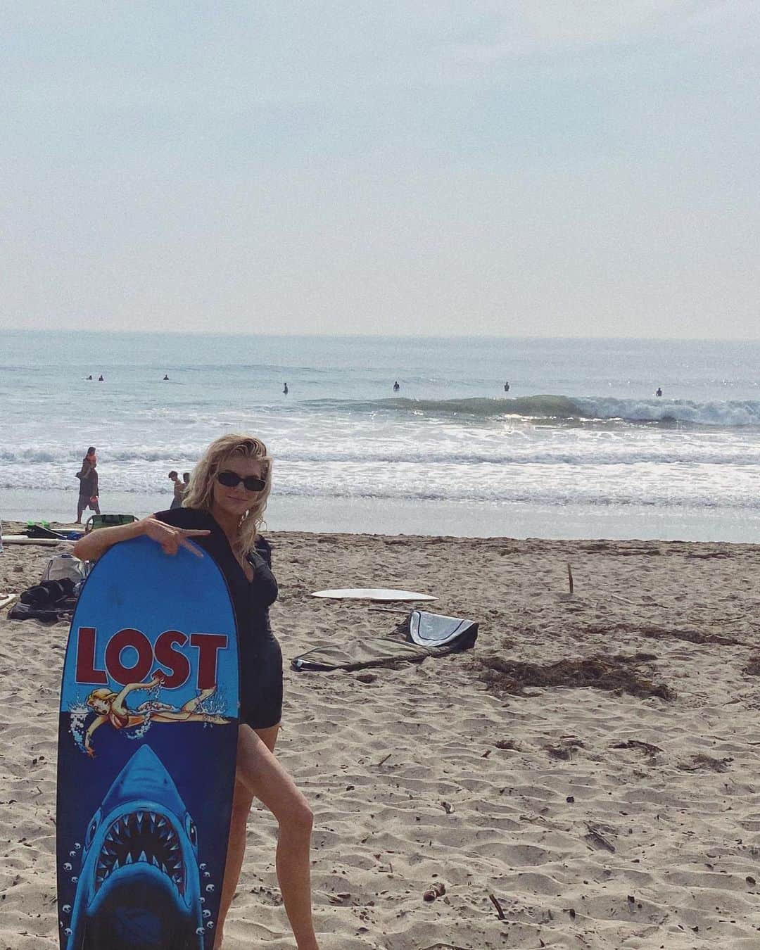 シャーロット・マッキニーのインスタグラム：「Me and my boogie soaking up every bit of this heat wave 🌊」