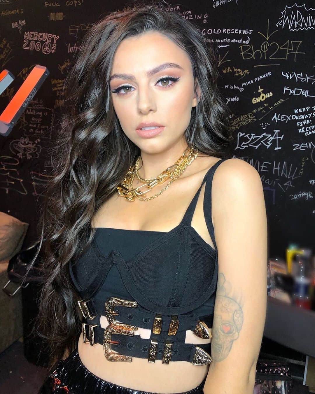 シェール・ロイドのインスタグラム：「I’ve been nice for long enough, now I’m on my worst behaviour 😈」