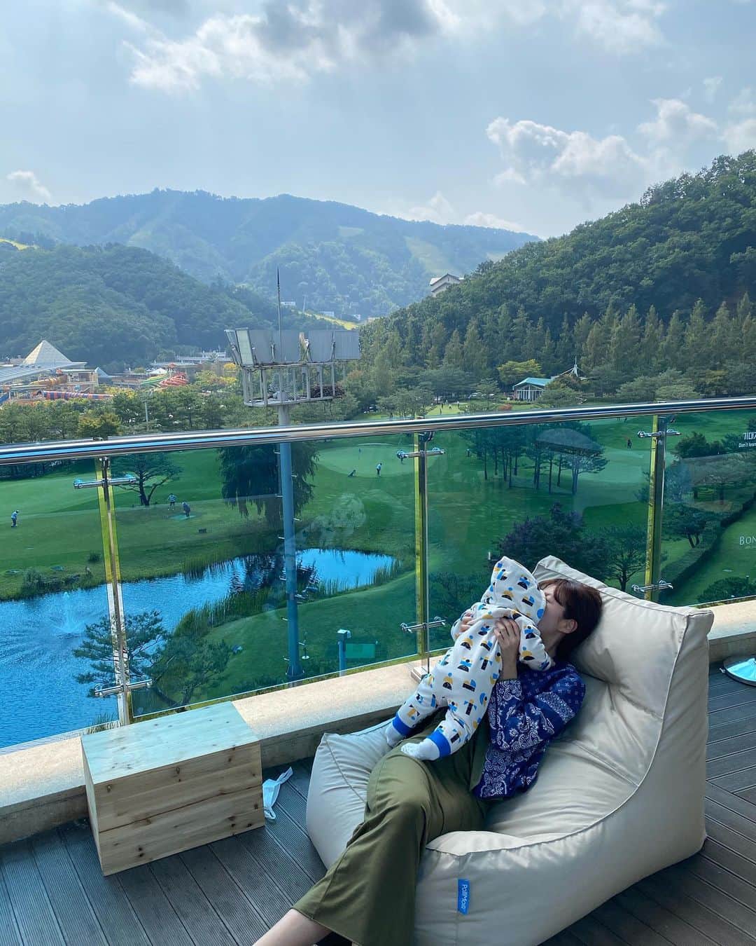キム・ソンウンさんのインスタグラム写真 - (キム・ソンウンInstagram)「다들 추석연휴 잘 보내셨죠~?! 저는 정신없이 잼있게 보냇어요^^ 몸은 피곤했지만 그래도 아무생각없이  뭔가 힐링한 느낌이에요🤍 이번연휴에는 태하.윤하.재하랑 모든시간을 함께해서  그 시간들이 정말 소중했던거 같아요! 육아땜에 힘들고 나의 삶은 없는거 같아 서글프기도 하지만 아이들이 주는 기쁨과 행복감이 더 커서  육아도 기쁘게 할 수 있는거 같다는 생각을 하게되는 밤이네요! 자려고 누웠는데 자고 있는 세아이들을 보며 혼자 흐믓해하며 웃고 있어요~~ 너희들이 있어서 너무 감사해 사랑해🤍 #하하하남매⚽️」10月6日 0時32分 - ssung916