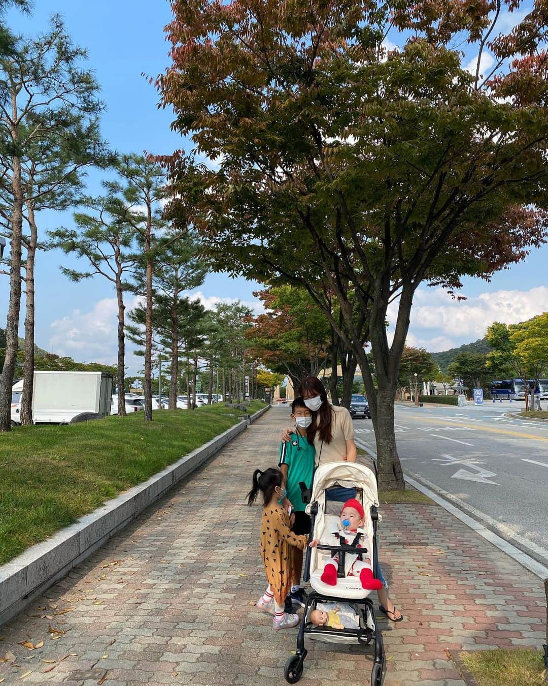 キム・ソンウンさんのインスタグラム写真 - (キム・ソンウンInstagram)「다들 추석연휴 잘 보내셨죠~?! 저는 정신없이 잼있게 보냇어요^^ 몸은 피곤했지만 그래도 아무생각없이  뭔가 힐링한 느낌이에요🤍 이번연휴에는 태하.윤하.재하랑 모든시간을 함께해서  그 시간들이 정말 소중했던거 같아요! 육아땜에 힘들고 나의 삶은 없는거 같아 서글프기도 하지만 아이들이 주는 기쁨과 행복감이 더 커서  육아도 기쁘게 할 수 있는거 같다는 생각을 하게되는 밤이네요! 자려고 누웠는데 자고 있는 세아이들을 보며 혼자 흐믓해하며 웃고 있어요~~ 너희들이 있어서 너무 감사해 사랑해🤍 #하하하남매⚽️」10月6日 0時32分 - ssung916