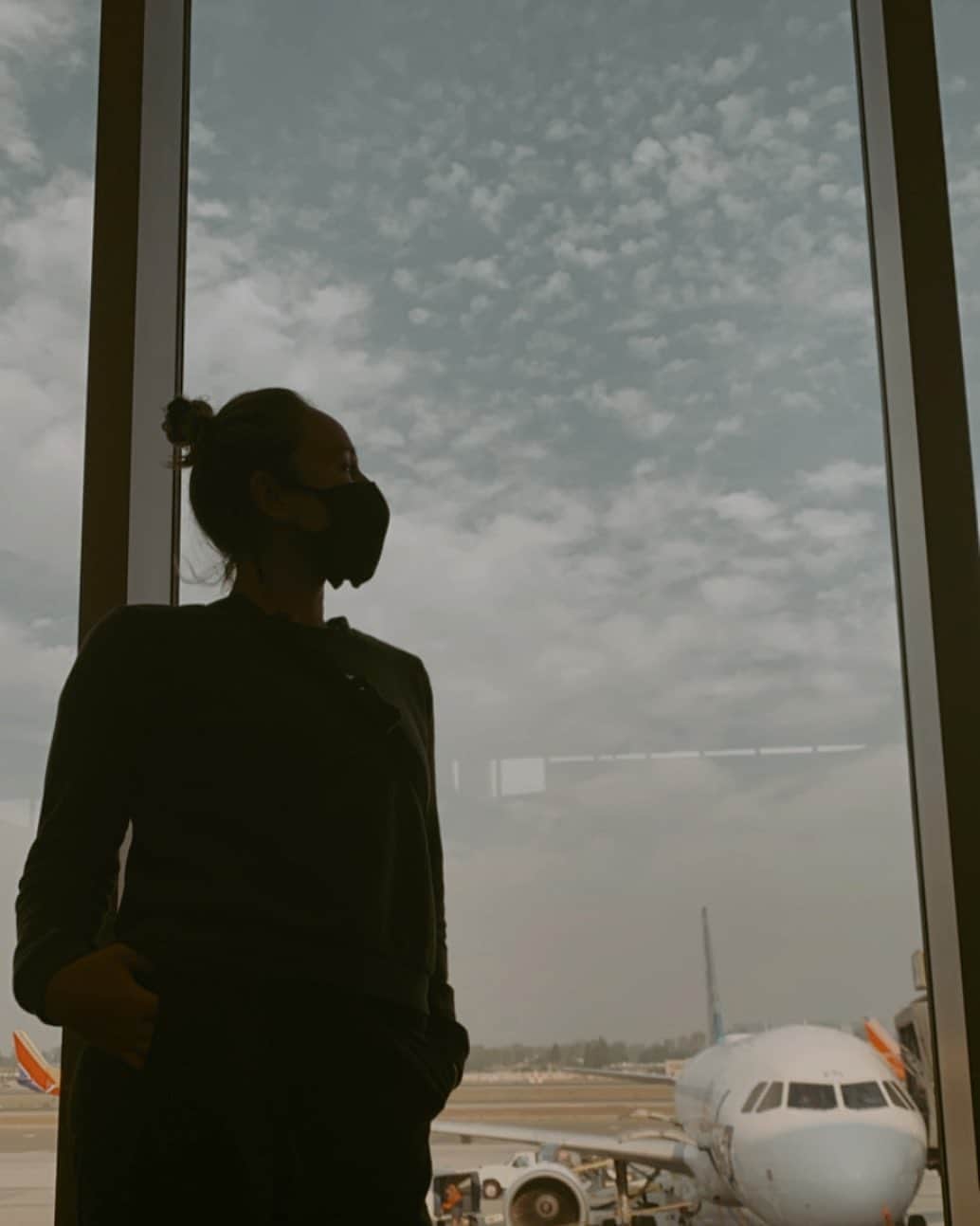 カリッサ・ムーアのインスタグラム：「Control what you can... let the rest go 🙂 Airport photoshoot with @vaihitimahana to pass the time 🤪」