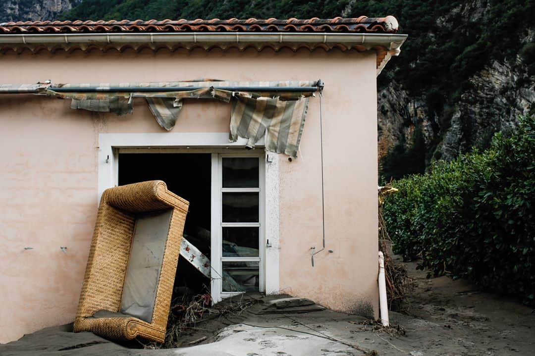 ルモンドさんのインスタグラム写真 - (ルモンドInstagram)「C’est en Italie, dans le fleuve Roya, qu’aurait été retrouvé le premier corps français, dimanche 4 octobre, quarante-huit heures après les pluies diluviennes et les crues qui ont dévasté l’arrière-pays niçois, vendredi. Alors que, de part et d’autre de la frontière, les secours tentaient de venir en aide aux sinistrés et de retrouver les personnes disparues, la pluie a fait son retour dans la plaine du Var ce week-end. De nombreuses routes et ponts étant toujours coupés, des villages entiers se trouvaient encore isolés.⁣ « Nous n’avons pas pu établir des contacts avec toutes les communes », a précisé le préfet des Alpes-Maritimes Bernard Gonzalez dimanche soir lors d’un point presse. Trois restent encore complètement coupées du monde. Plus tôt dans la journée, il avait qualifié la situation de « hors norme » : « On est habitués à voir des images de tels désastres sur d’autres continents, avec un certain détachement parfois, et là, c’est quelque chose qui nous a touchés nous. »⁣ -⁣ 1-8 : A Breil-sur-Roya le 4 octobre. ici il y a eu jusqu’à 4m d’eau dans les habitations.⁣ 2-3-6 : A Roquebillière, le 3 octobre. Le camping a été détruit par la crue de la Vésubie, ainsi que l’usine électrique de l’EDF. La route d’accès au village a aussi été partiellement emportée par la rivière.⁣ 4-5 : Dans la caserne de pompiers de Roquebillière le 3 octobre. Raphaël, pompier volontaire, n’a dormi que 3 heures, alors que les évacuations de population se sont poursuivies durant presque toute la nuit.⁣ 7 : Fabrice et sa soeur Nathalie, habitants sinistrés de Roquebillière, le 3 octobre.⁣ 9 : Mickaël, 20 ans, habite à La Bollène-Vésubie. Pendant la tempête il est allé se réfugier dans un village voisin.⁣ -⁣ Photos: Jeanne Frank (@jeanne_frank) / Divergence #PourLeMonde⁣ -⁣ #Alex #inondations #climat」10月6日 0時41分 - lemondefr