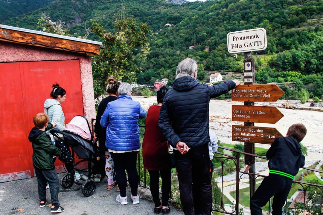 ルモンドさんのインスタグラム写真 - (ルモンドInstagram)「C’est en Italie, dans le fleuve Roya, qu’aurait été retrouvé le premier corps français, dimanche 4 octobre, quarante-huit heures après les pluies diluviennes et les crues qui ont dévasté l’arrière-pays niçois, vendredi. Alors que, de part et d’autre de la frontière, les secours tentaient de venir en aide aux sinistrés et de retrouver les personnes disparues, la pluie a fait son retour dans la plaine du Var ce week-end. De nombreuses routes et ponts étant toujours coupés, des villages entiers se trouvaient encore isolés.⁣ « Nous n’avons pas pu établir des contacts avec toutes les communes », a précisé le préfet des Alpes-Maritimes Bernard Gonzalez dimanche soir lors d’un point presse. Trois restent encore complètement coupées du monde. Plus tôt dans la journée, il avait qualifié la situation de « hors norme » : « On est habitués à voir des images de tels désastres sur d’autres continents, avec un certain détachement parfois, et là, c’est quelque chose qui nous a touchés nous. »⁣ -⁣ 1-8 : A Breil-sur-Roya le 4 octobre. ici il y a eu jusqu’à 4m d’eau dans les habitations.⁣ 2-3-6 : A Roquebillière, le 3 octobre. Le camping a été détruit par la crue de la Vésubie, ainsi que l’usine électrique de l’EDF. La route d’accès au village a aussi été partiellement emportée par la rivière.⁣ 4-5 : Dans la caserne de pompiers de Roquebillière le 3 octobre. Raphaël, pompier volontaire, n’a dormi que 3 heures, alors que les évacuations de population se sont poursuivies durant presque toute la nuit.⁣ 7 : Fabrice et sa soeur Nathalie, habitants sinistrés de Roquebillière, le 3 octobre.⁣ 9 : Mickaël, 20 ans, habite à La Bollène-Vésubie. Pendant la tempête il est allé se réfugier dans un village voisin.⁣ -⁣ Photos: Jeanne Frank (@jeanne_frank) / Divergence #PourLeMonde⁣ -⁣ #Alex #inondations #climat」10月6日 0時41分 - lemondefr