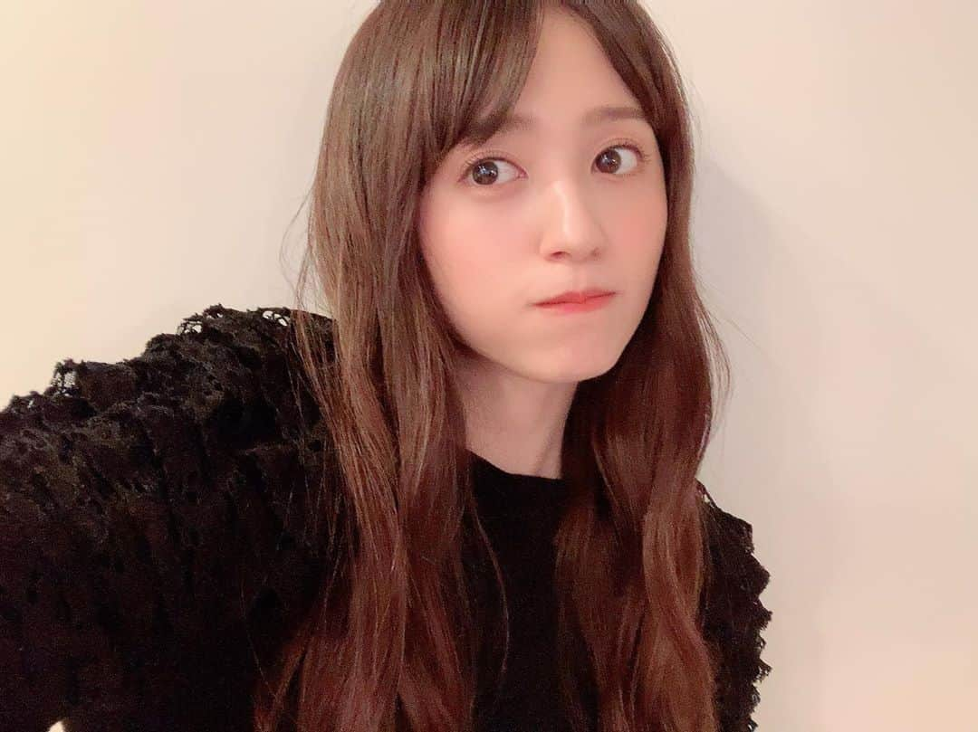 逢田梨香子さんのインスタグラム写真 - (逢田梨香子Instagram)「髪が伸び伸びのもっさもさ。 美容院に行くまであと少しの我慢✂︎ 最後に行ったのいつか思い出せないくらい行ってない、、、 Aqoursのオンラインライブ前にしっかり整えてくるよー！」10月6日 0時42分 - aida_rikako_