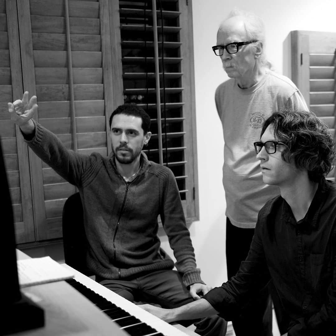 ジョン・カーペンターさんのインスタグラム写真 - (ジョン・カーペンターInstagram)「Working on the first Lost Themes album with @ludrium and @daniel_davies back in 2014/2015. Photo by @sophiegransard.」10月6日 0時34分 - johncarpenterofficial