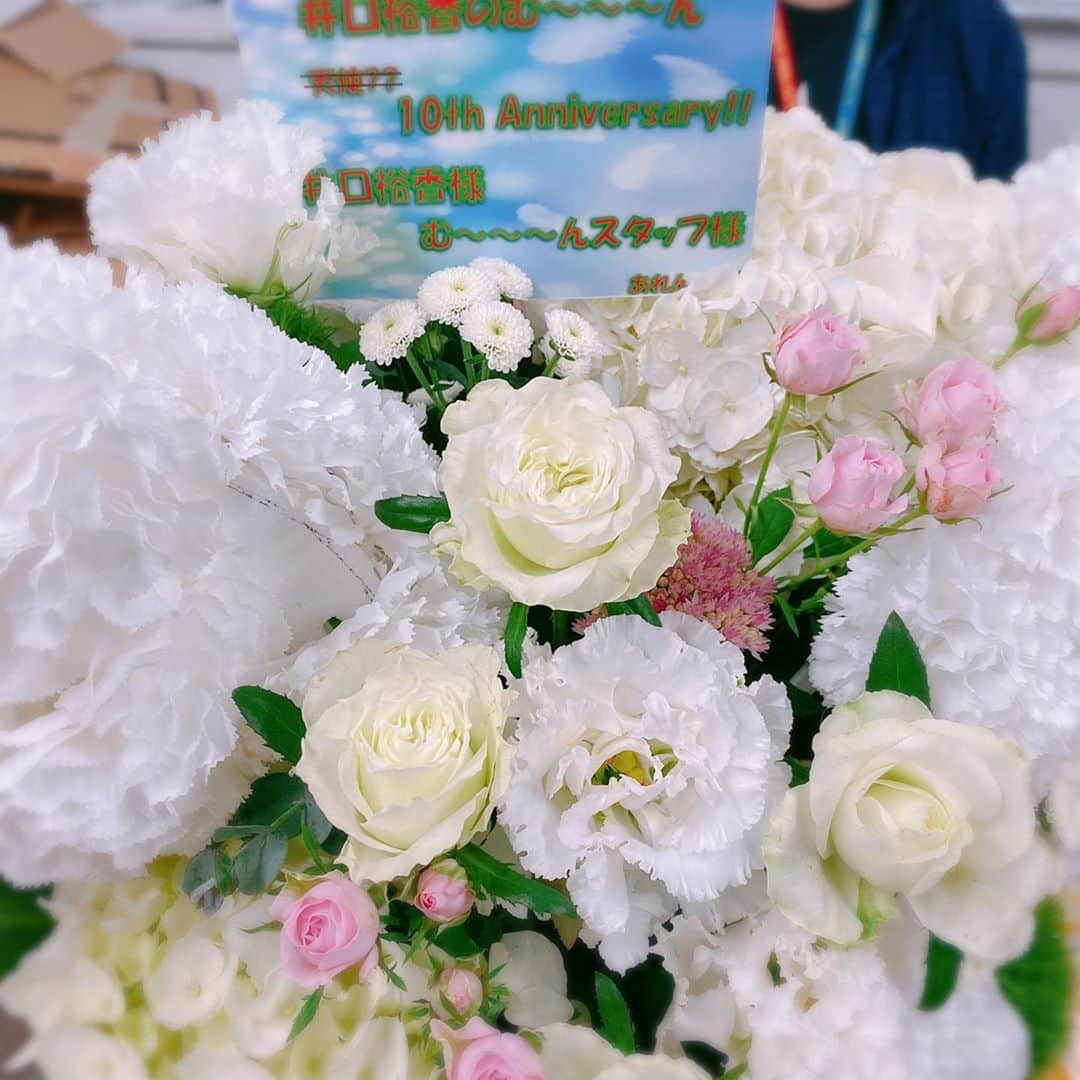 井口裕香さんのインスタグラム写真 - (井口裕香Instagram)「🐝㊗️💐💛 ひとりしゃべり生放送ラジオ 井口裕香のむ〜〜〜ん⊂(　＾ω＾)⊃ １０周年記念回でした❣️  生放送ラジオ１０年て、、、 ひとりしゃべり１０年て、、、 改めてすごいことだねえええ🥺✨✨✨ お祝いメール、お祝いのお花、すごく嬉しかったです。ありがとうございました！  こんな記念すべき日を迎えられたのも、これもひとえに、リスナーのみなさま、スタッフのみなさまの支えのおかげです。 本当に、本当に、本当に、ありがとうございます。  健やかなるときも、 病めるときも、 喜びのときも、 悲しみのときも、 富めるときも、 貧しいときも、 いぐち愚痴愚痴してるときも、 いっしょに過ごしてくれてありがとう。  うるうる…🥺  １１年目突入❣️ １１年目もどうぞよろしくお願いします♡ ♡ わたしの2020年下半期からの目標は、 「まわりの期待に応える！恩返しだ！倍返しだ！」です。 みんなの期待に応えられるように たのしい月曜の夜をお届けできるように より一層がんばってまいります！！！  またらいしゅう〜〜〜〜〜♡ . . . p.s. フィアリーさん（ディレクターさん）が ドンペリロゼと！生ハムと！サラミと！レーズンと！  👦🏻「１０年目といえば…」と粋なはからい！ sweet 10 diamond💎な、チョコレートをご用意してくださいました｡°(°`ω´ °)°｡ぴゃ！ みんなでおいしくいただきました！幸〜〜〜〜〜🥺🥺🥺💖  #muuun #agqr #joqr #文化放送 #radio #だいすき」10月6日 0時34分 - ooo31_iguchiyuka_31ooo