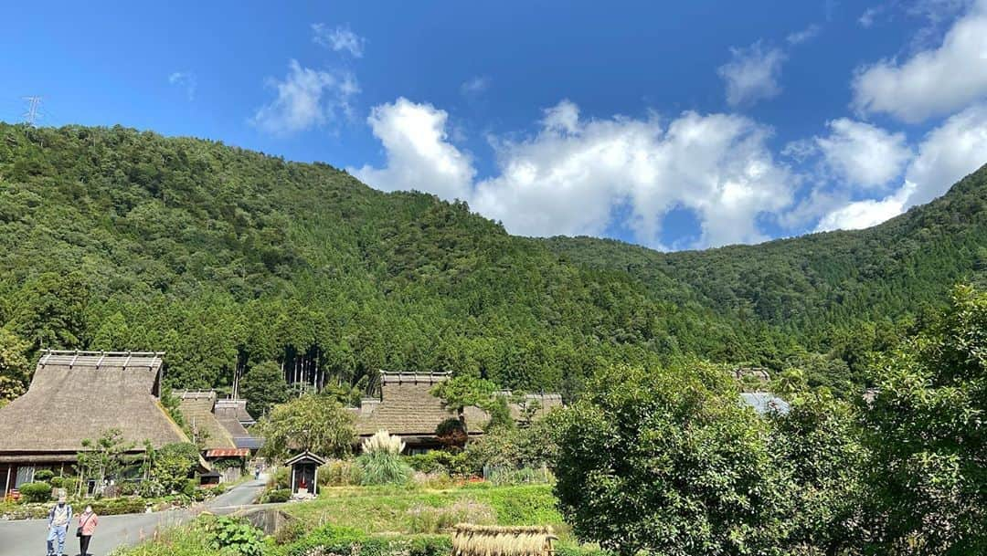 原田良也さんのインスタグラム写真 - (原田良也Instagram)「京都府美山町「かやぶきの里」最高でした！ YouTube「しゃっせチューブ」へはプロフィールから飛んでください♪  #かやぶきの里 #しゃっせチューブ #YouTube #タナからイケダ #池田 #元同期芸人に会いに行きました #MレンジK平」10月6日 0時36分 - irasshassee