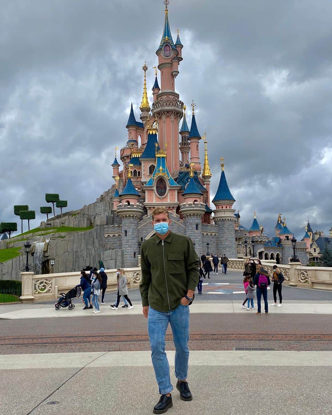 ケビン・マイヤーのインスタグラム：「🎢 I’ll never stop being a child 🏰 Thank you @disneylandparis for those two days 🌟」
