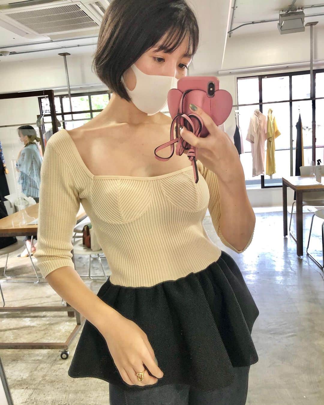 azのインスタグラム：「手で服を脱がされるより、文字で心を丸裸にされるほうが、真髄まで知られてしまった感じで情緒的よね。そして誰かのそうした瞬間（というか跡）を感じてしまうと、本当に嫉妬する、才能と関係に。﻿ ﻿ その当人たちを知らなくても、それを感じる文章ってあるじゃない？あー、愛してるんだなぁと伝わる文字の集い。﻿ ﻿ 物理的に剥いでいくことは容易いのだけれど、心の中を見透かすことは至難の業ということを、さすがに30年近く生きてきたら嫌でも理解している。だから嫉妬するのだよ。仮にも伝えることを仕事にしている身としては。﻿ ﻿ 洋服というものを物理的に剥いだり塗ったりするのが生きがいであり、その行為の積み重ねを繰り返すことで服と身体と心の関係を探っていくことが使命でもあるのだけれど、時おりなんて表層的なことなんだろう、と思う時もある。全てを裸にしてしまう文字を見た時に。﻿ ﻿ 説得力がまるでないのだけれど、人に気持ちを伝えることが苦手で、ほろほろと身勝手に落ちてしまう言葉なんか、特に信頼していない。一文字ずつ丁寧に並べて、何度も反芻して、これでダメならしかたない、と思えるくらいに考えて形にできる、文字の方が性に合っている。﻿ ﻿ 表層的、といえば洋服も言葉と同じなのかもしれない。だから私は惹かれているのだろうか。私の内からは滲み出てはこない、その軽やかさに。﻿ ﻿ 余談だけれど、服は着せてもらう方が嬉しい。ただ、心を裸にされるような服が好きだなぁと、着るたびに思うよ。﻿ ﻿ .﻿ ﻿ #fetico﻿ #21ss﻿ #knit﻿ #bustier﻿ #denim﻿ #ほんとすき」
