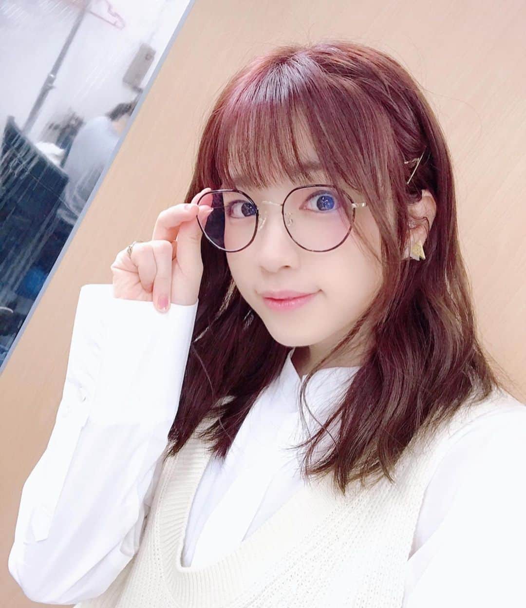 諏訪彩花さんのインスタグラム写真 - (諏訪彩花Instagram)「秋になったらめがねかけたくなった🍂📖👓の巻。 おやすみなさい🌙⭐💤」10月6日 0時50分 - suwa_ayaka