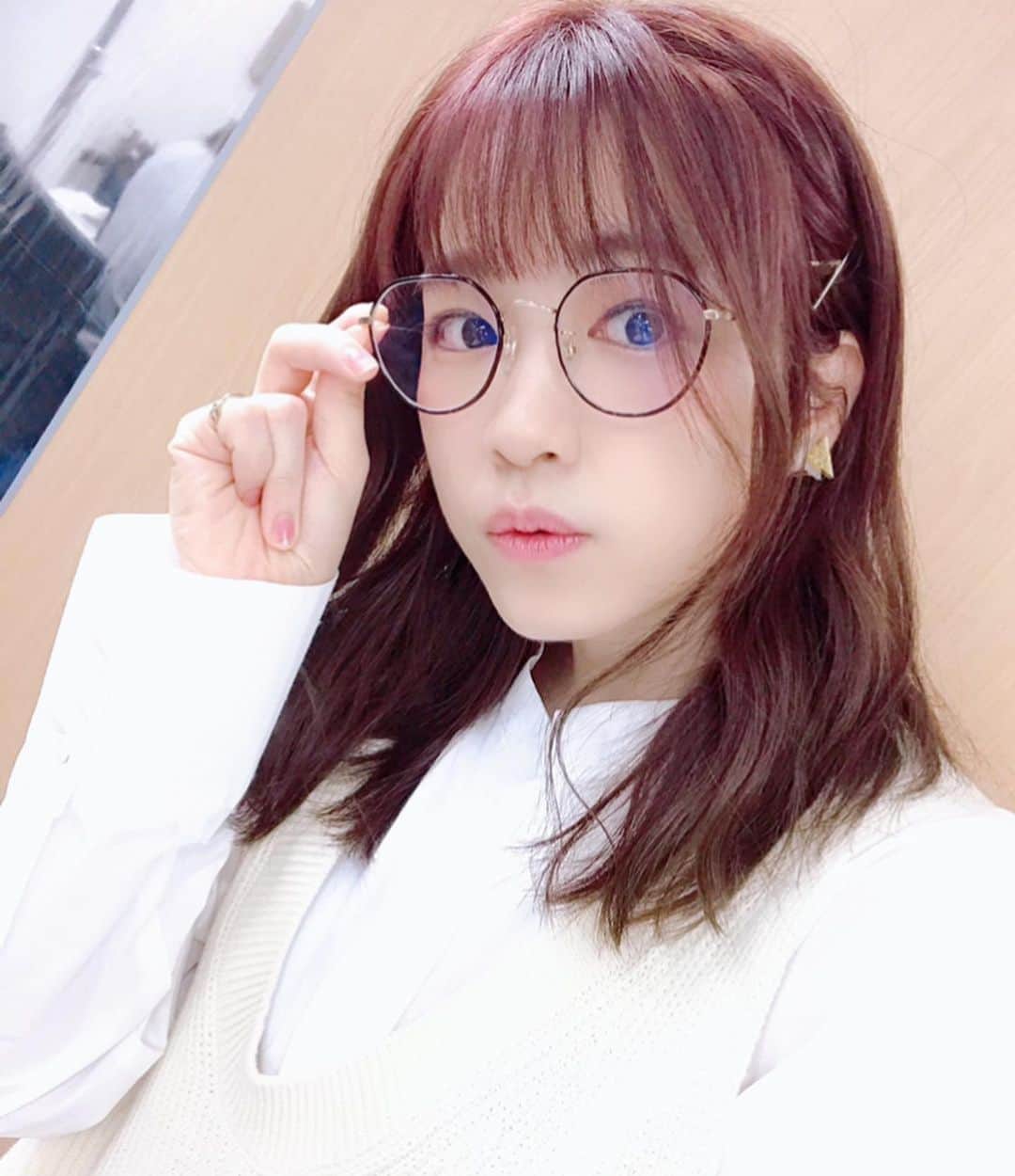 諏訪彩花さんのインスタグラム写真 - (諏訪彩花Instagram)「秋になったらめがねかけたくなった🍂📖👓の巻。 おやすみなさい🌙⭐💤」10月6日 0時50分 - suwa_ayaka