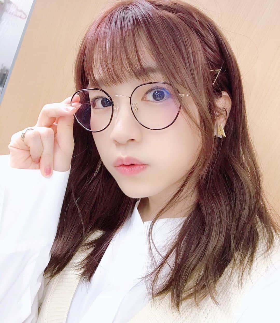 諏訪彩花のインスタグラム：「秋になったらめがねかけたくなった🍂📖👓の巻。 おやすみなさい🌙⭐💤」