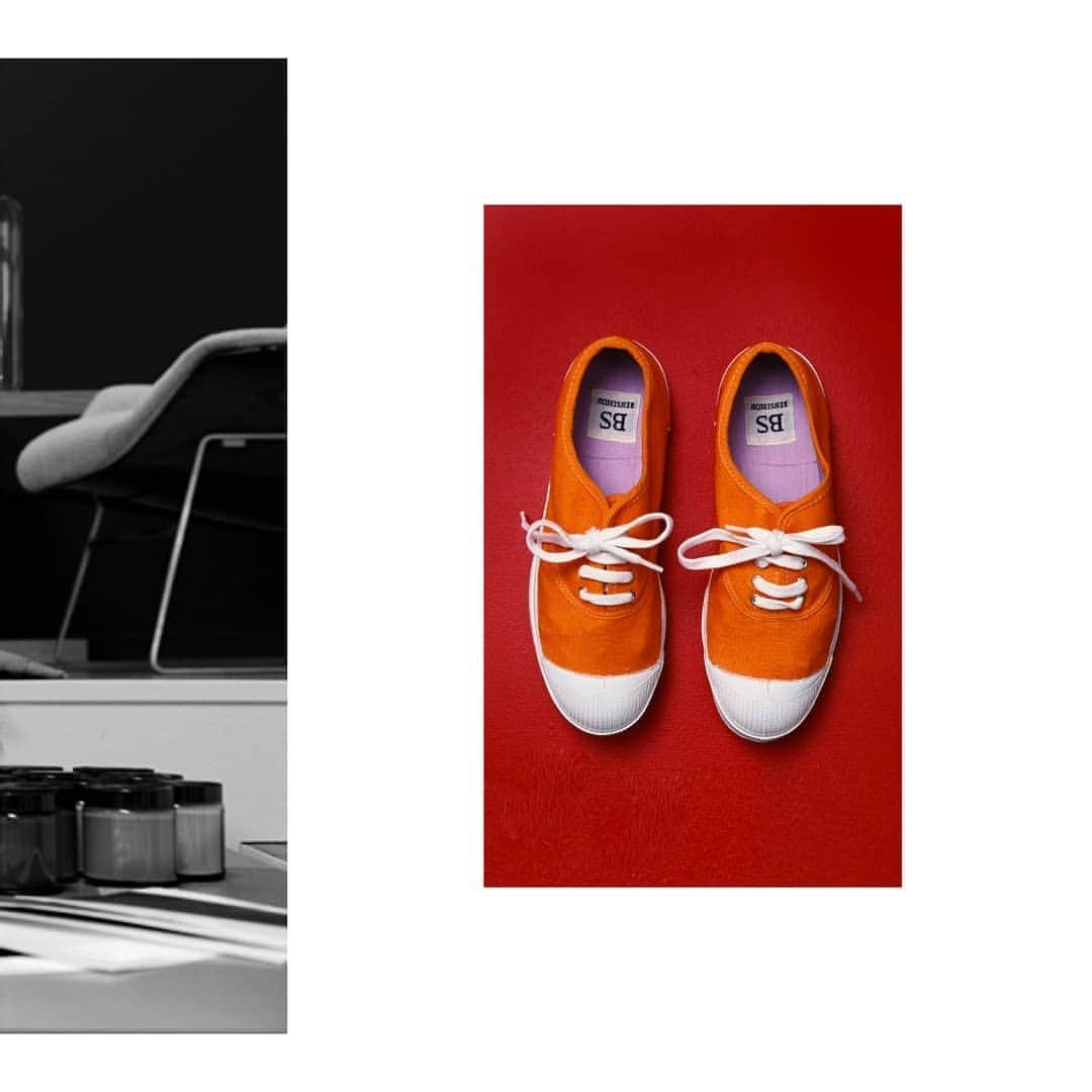 ベンシモンのインスタグラム：「{ Le saviez-vous ? } 🔍   La tennis Bensimon n’aurait jamais vu le jour sans la passion familiale pour le surplus. C’est avec le grand-père, Charles Bensimon, fripier à Oran, que tout débute. Puis Simon, le fils de Charles, ouvrira le plus grand surplus militaire au Kremlin-Bicêtre. Tombé dans cette potion dès le plus jeune âge, Serge ne pouvait qu’attraper le virus familial. C'est donc dans les pas de son père et de son grand père que Serge grandit et développe sa créativité. Il customise, créer, et apporte sa touche à l'entreprise familiale. Mais alors, la tennis, elle vient d'où ? C'est lors d'un arrivage de paires de tennis de gymnastique blanches de l'armée française, que Serge trouve une idée pour la rendre unique. Ces tennis, il va les teindre ! Il teste et reteste dans son atelier, jusqu'à obtenir LA tennis idéale, la petite tennis en toile qui va très vite avoir tout Paris à ses pieds… En 1979 notre iconique tennis en toile est née ! ​#bensimon #mode #fashion」