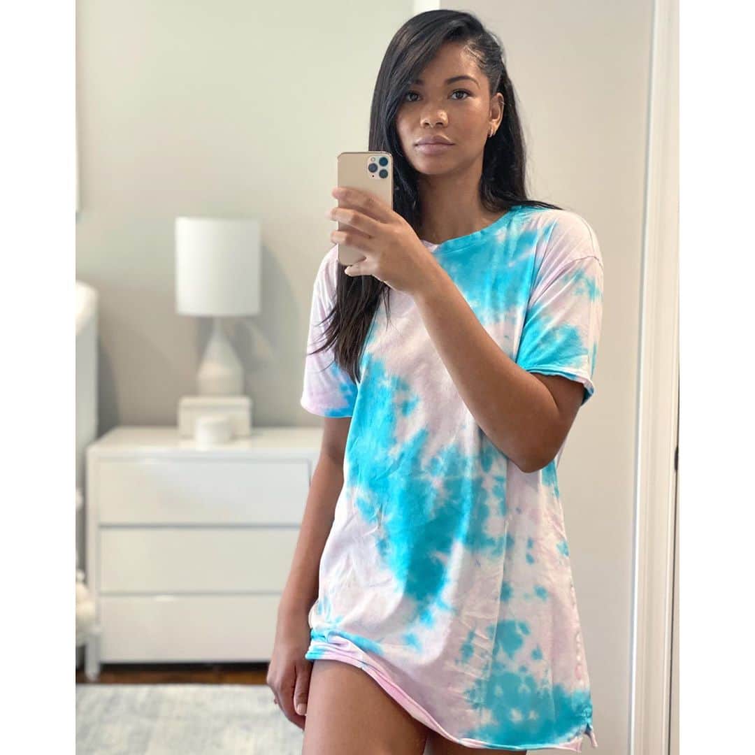 シャネル・イマンのインスタグラム：「Today’s look Simple tie dye soft and cozy cotton dress @revolve  @discovercotton #ShopCotton #ad」