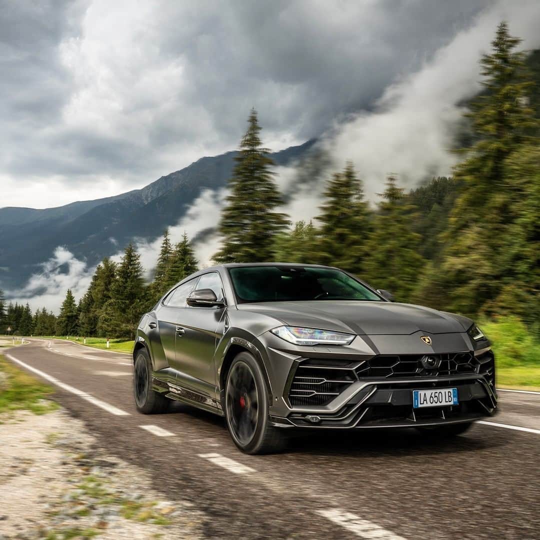 ランボルギーニさんのインスタグラム写真 - (ランボルギーニInstagram)「Discovering amazing places under the autumnal light. Making it an unforgettable experience, with Urus.  #Lamborghini #Urus #LightsOnLamborghini」10月6日 1時00分 - lamborghini