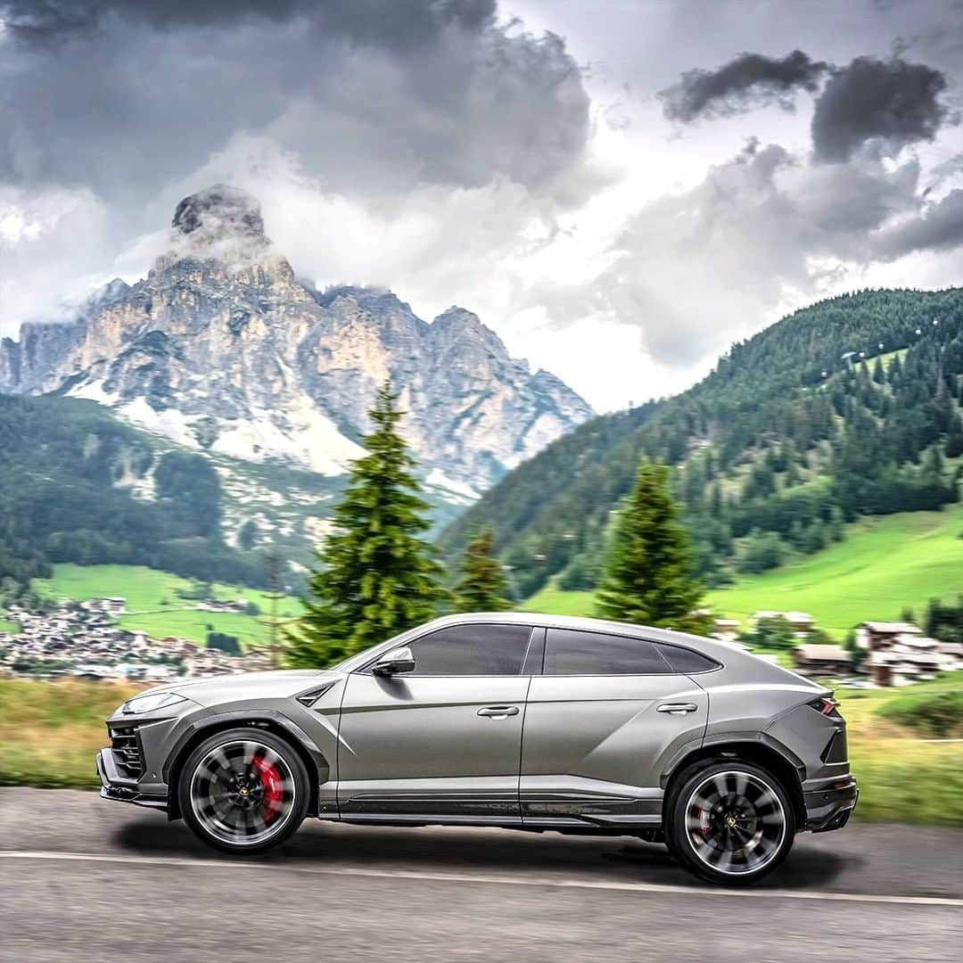 ランボルギーニのインスタグラム：「Discovering amazing places under the autumnal light. Making it an unforgettable experience, with Urus.  #Lamborghini #Urus #LightsOnLamborghini」