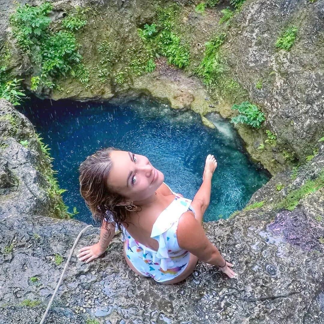 アリサ・ラモスのインスタグラム：「Where I'm living in the Mexican Caribbean isn't just all sunny beaches and endless tacos and tequila! In fact, you may think of it as a fiesta destination, but health and wellness are really big here as well! Which is perfect for my post-lockdown commitment to getting my mind and body back in shape!  If you'd like to see what wellness activities are available in the most popular destinations from Cancun to Bacalar, tune in every Tuesday in October at 10:30am EST to @Mexican.Caribbean 's partnership with founder of Xtend Barre,  @AndreaXtendBarre, who will give you a virtual tour of four epic facilities and sessions!  Kicking off the series is @NizucResort in Cancun, said to be 'The Most Instagrammable Hotel in Mexico'! You'll take a virtual tour of the Mayan-inspired spa and see what it's like to do Hydrotherapy, and a Mayan Shaman session! Don't worry, it's not like the 'sessions' they used to do in cenotes... ;)  What do you think, would you come here for a wellness vacation?  #MexicanCaribbean @visitcancun #cancun #wellness  #health #cenote7bocas #cenote #mylifesatravelmovie [partnership]」