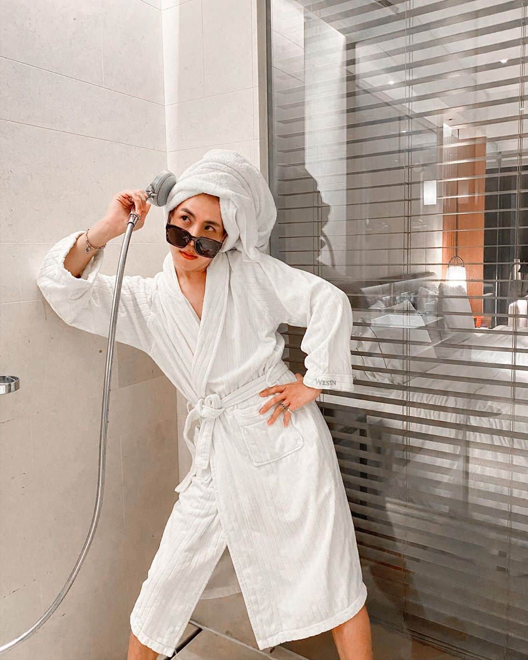林東進さんのインスタグラム写真 - (林東進Instagram)「終於拍到超假掰的浴袍照 全妝就算了身體根本乾的哈哈哈🤣 酒店可以先匯業配費給我了💵 哈哈哈真的好好拍🛁 這裡超美超讚的(˶‾᷄ ⁻̫ ‾᷅˵)♥️」10月6日 0時55分 - lingin1209