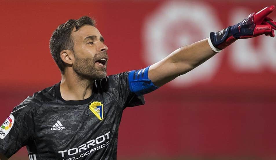 アレハンドロ・フェルナンデス・イグレシアスのインスタグラム：「Gracias por todo lo que nos has dado y enseñado, eres y serás una Leyenda en este club, un ejemplo para todos, tanto en lo personal como profesional, toda la suerte del mundo amigo...Hasta pronto nene👏🏻🧤」