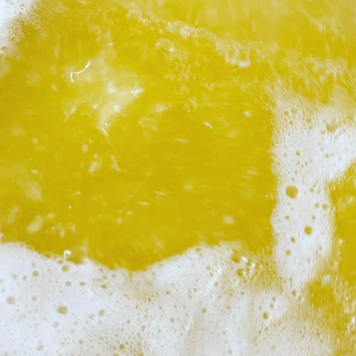 ケリスのインスタグラム：「When you take out all of the milk solids in butter you are left with the clean oil. Clarified butter . When you let it toast and change color it becomes ghee . When you infuse it with imported Italian black truffles it becomes treasure !!!! GOLD MINE LUX 📦 BOUNTYANDFULL.COM @bountyandfull it's a lifestyle」