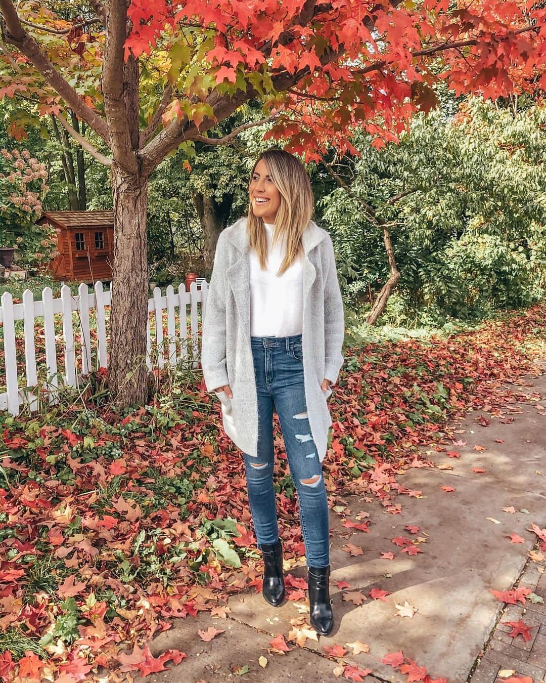 Stephanie Sterjovskiさんのインスタグラム写真 - (Stephanie SterjovskiInstagram)「These changing leaves are making me so happy right now... 🤗🍁🍂 I love Canada this time of year, especially here in Ontario. Got so many questions about this white sweater when I shared it on stories this weekend (it’s an amazon find - so many colours too!) and I also found my cardigan coat in stock (comes in grey and camel). Linked it all up on my @liketoknow.it page: http://liketk.it/2Y2cL @liketoknow.it #liketkit #LTKunder100 #LTKstyletip #falloutfits #amazonfashionfinds #cardigancoat」10月6日 0時57分 - stephsjolly